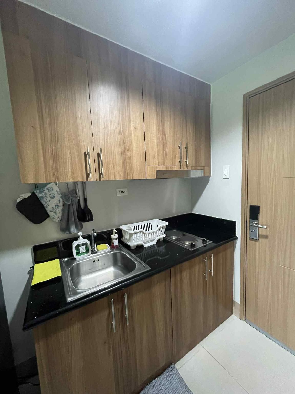 Ten mins to MOA-Cozy Condo w Hot Shower & Balcony Serviced Apartment 2