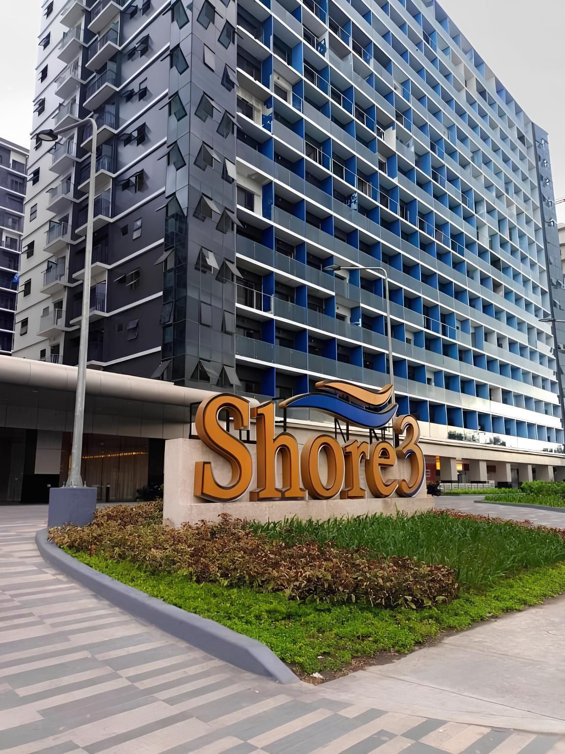 Ten mins to MOA-Cozy Condo w Hot Shower & Balcony