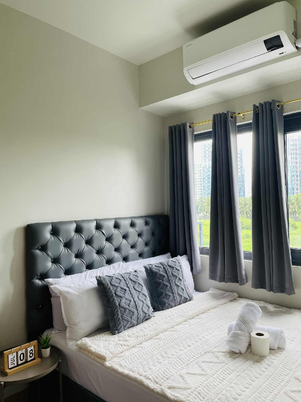 Ten mins to MOA-Cozy Condo w Hot Shower & Balcony Serviced Apartment