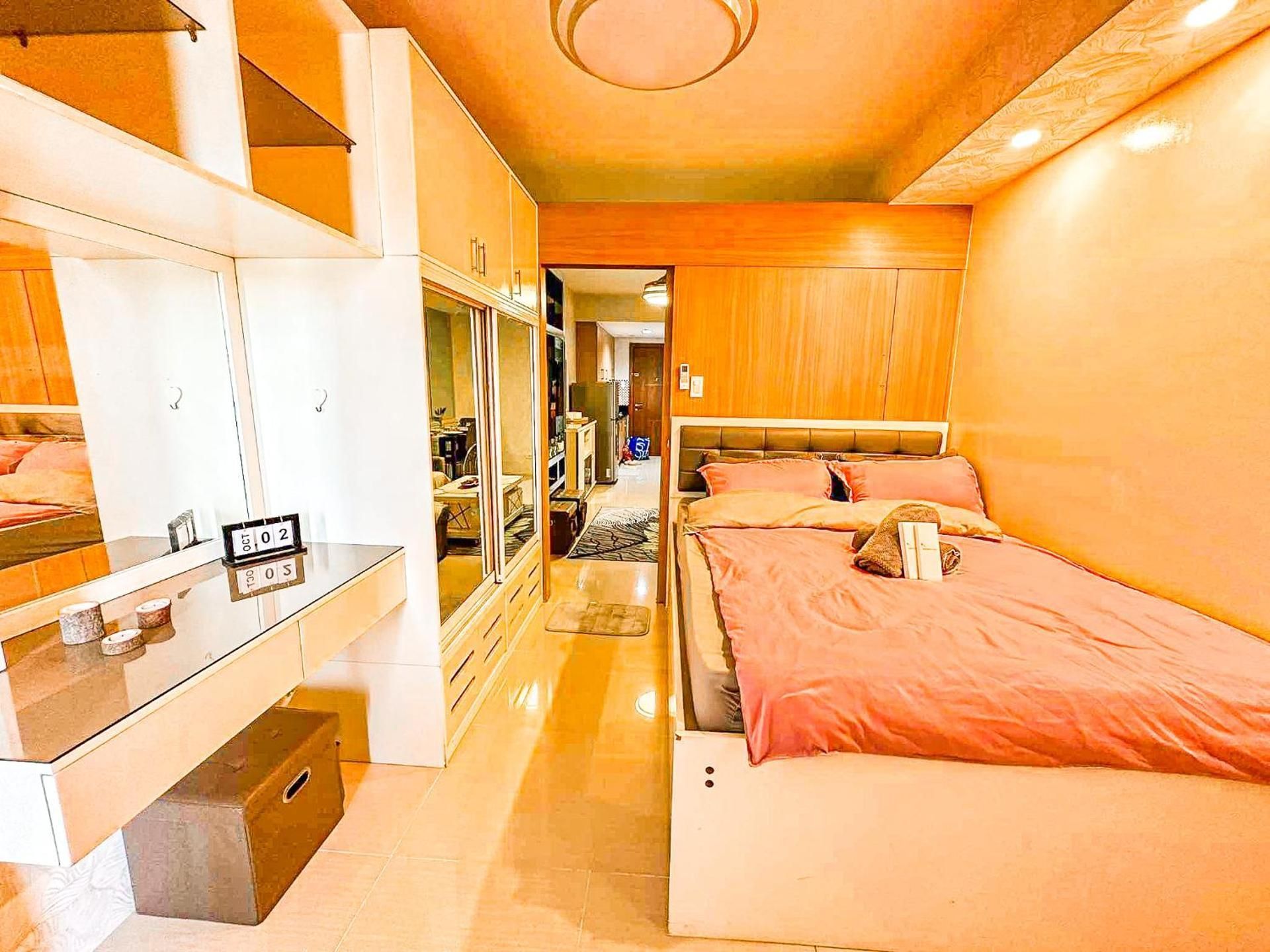 One-Bedroom Apartment with Pool View