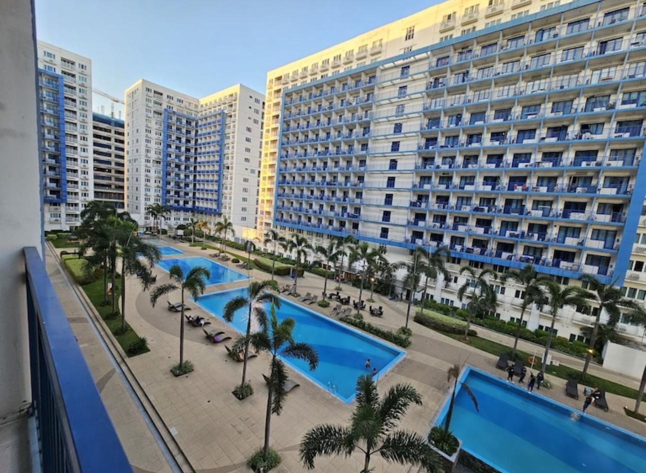 swimming pool [outdoor]