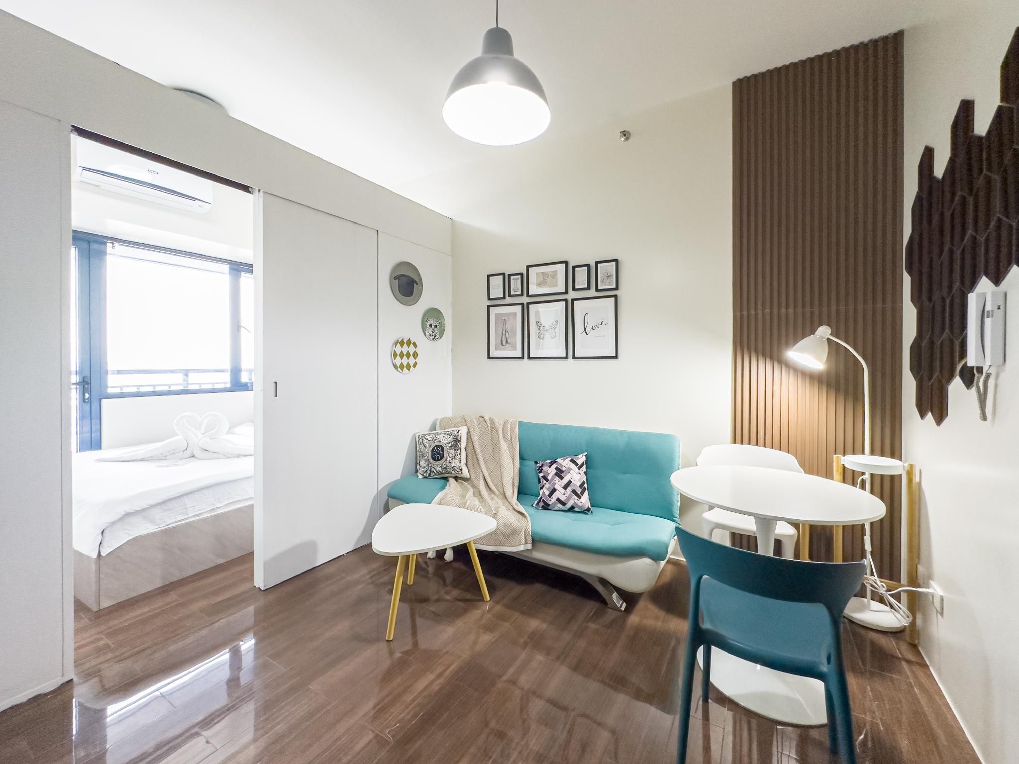 GemstoneBR II@SMDC Air Residences Modern Style | Standard One-Bedroom with Balcony with Panoramic City Views 3