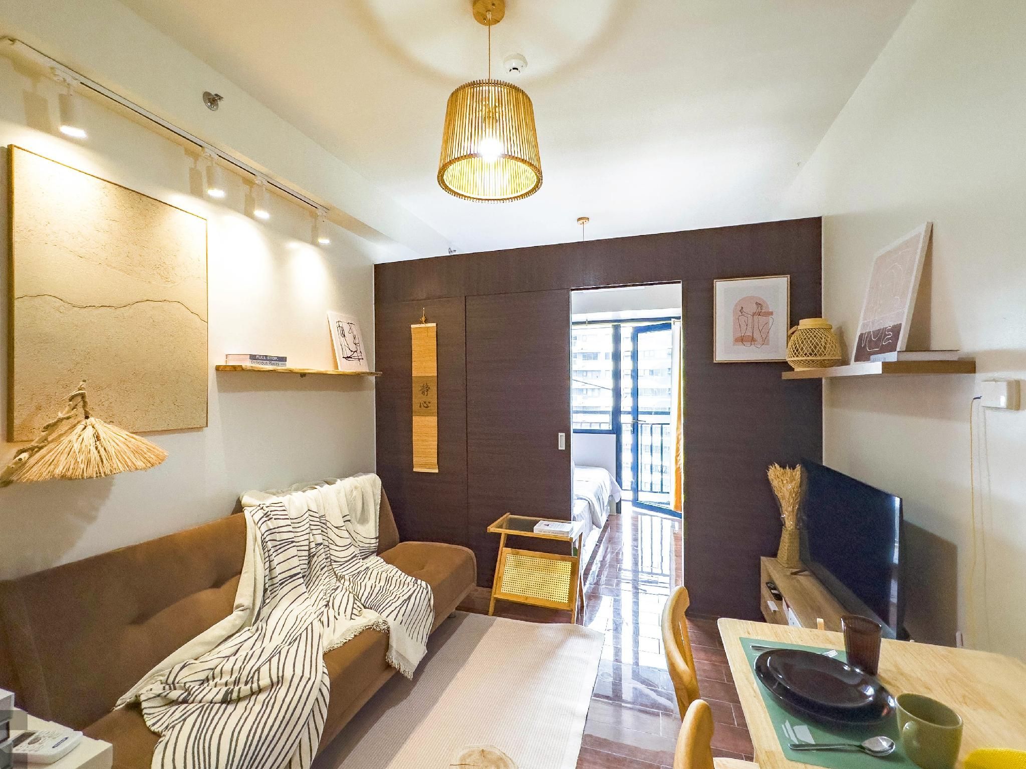Vintage Style | One Bedroom with Balcony