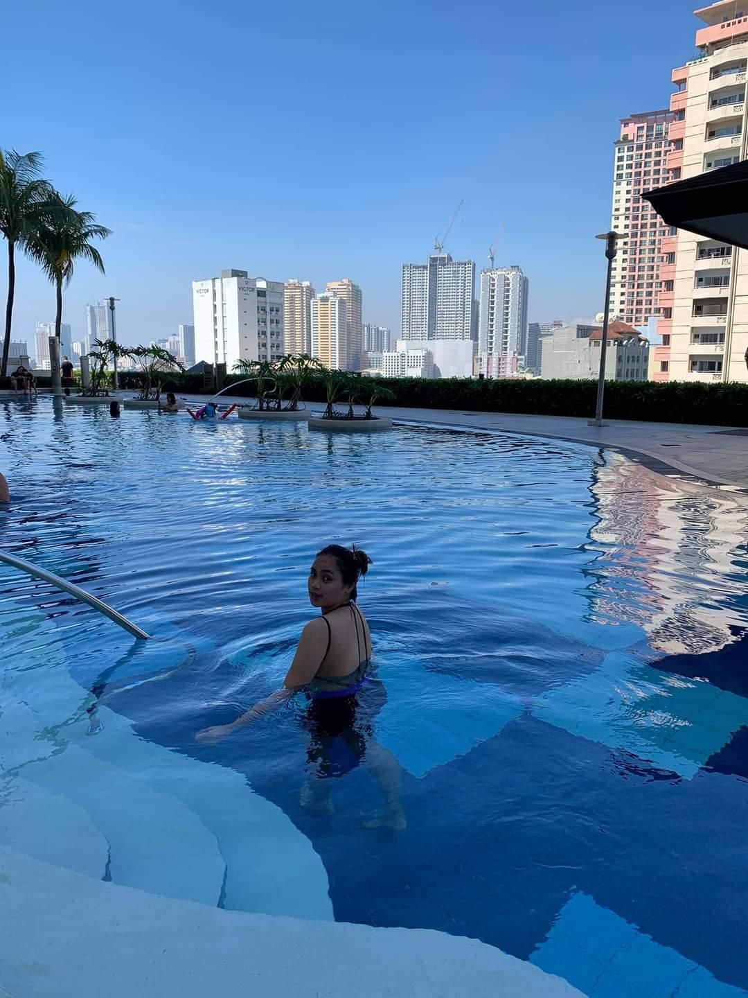 swimming pool [outdoor]