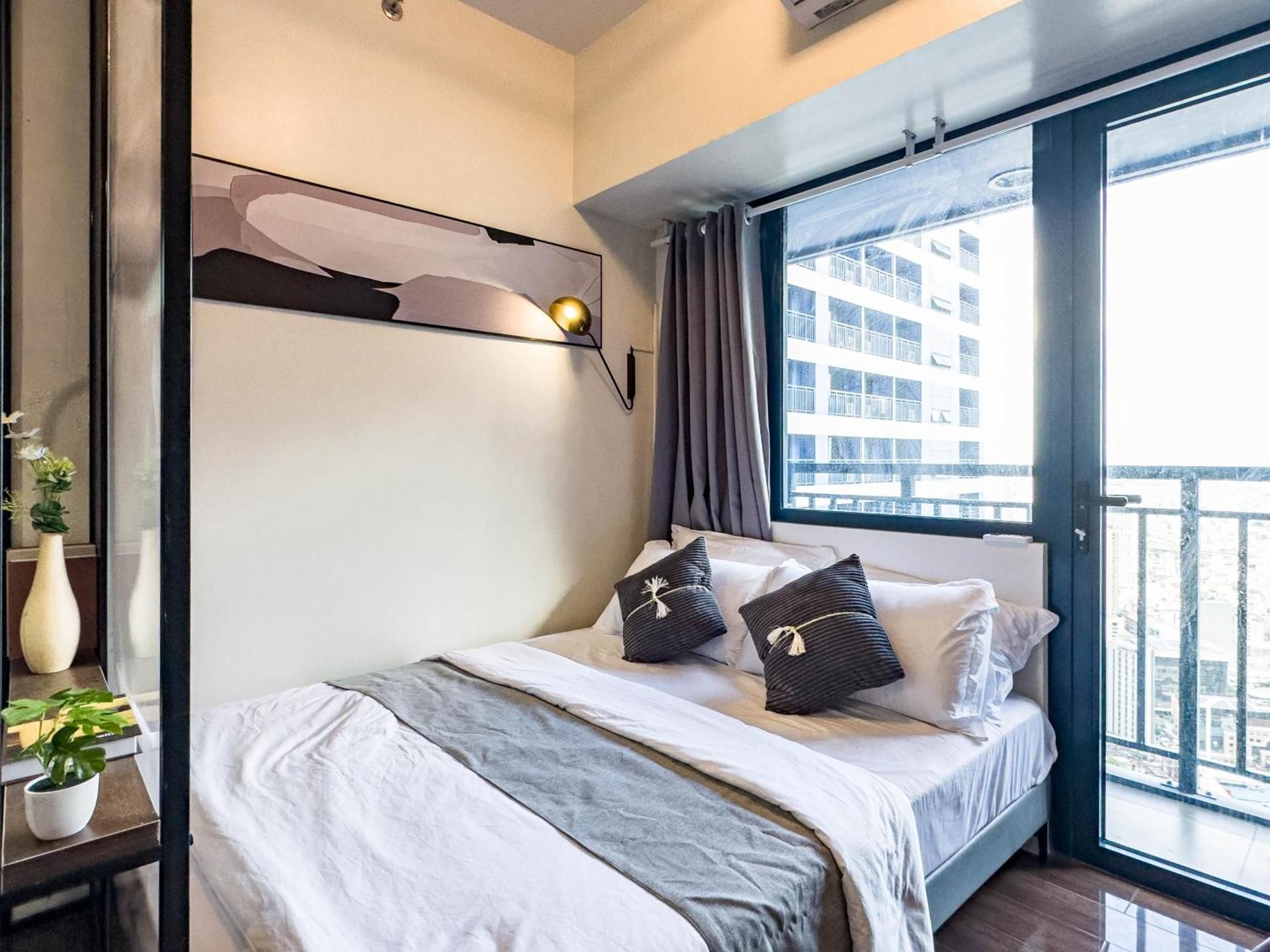 Deluxe One-Bedroom Apartment