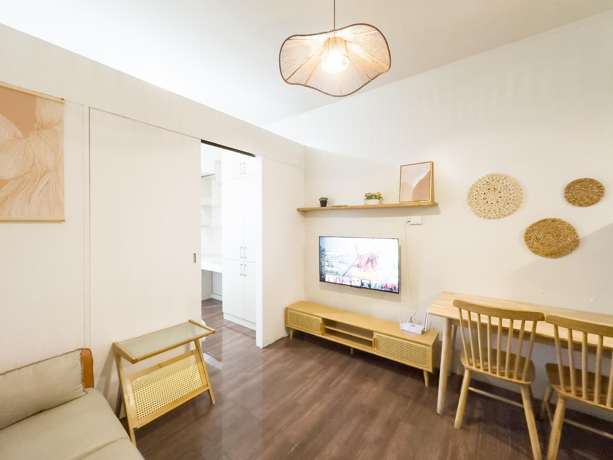 Modern Style | Standard One Bedroom with Balcony Facing Pool