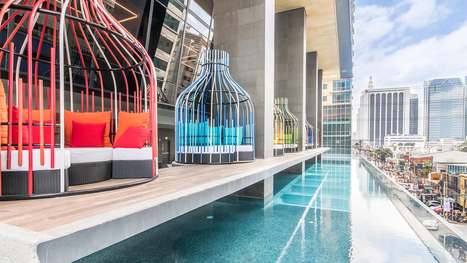 swimming pool [outdoor]