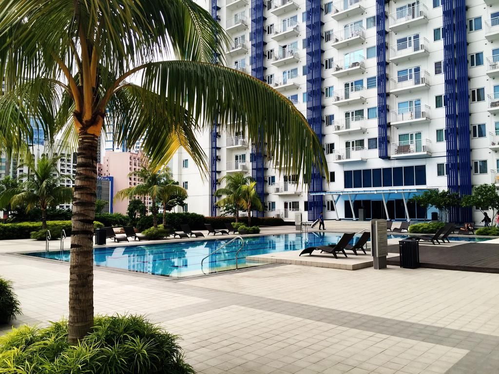 swimming pool [outdoor]