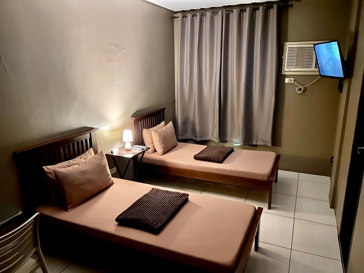 Inn De Avenida Makati Twin Room 2