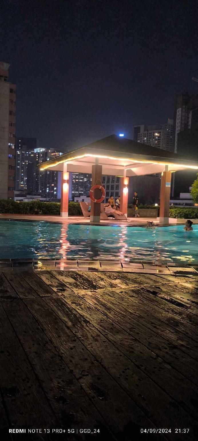 swimming pool [outdoor]