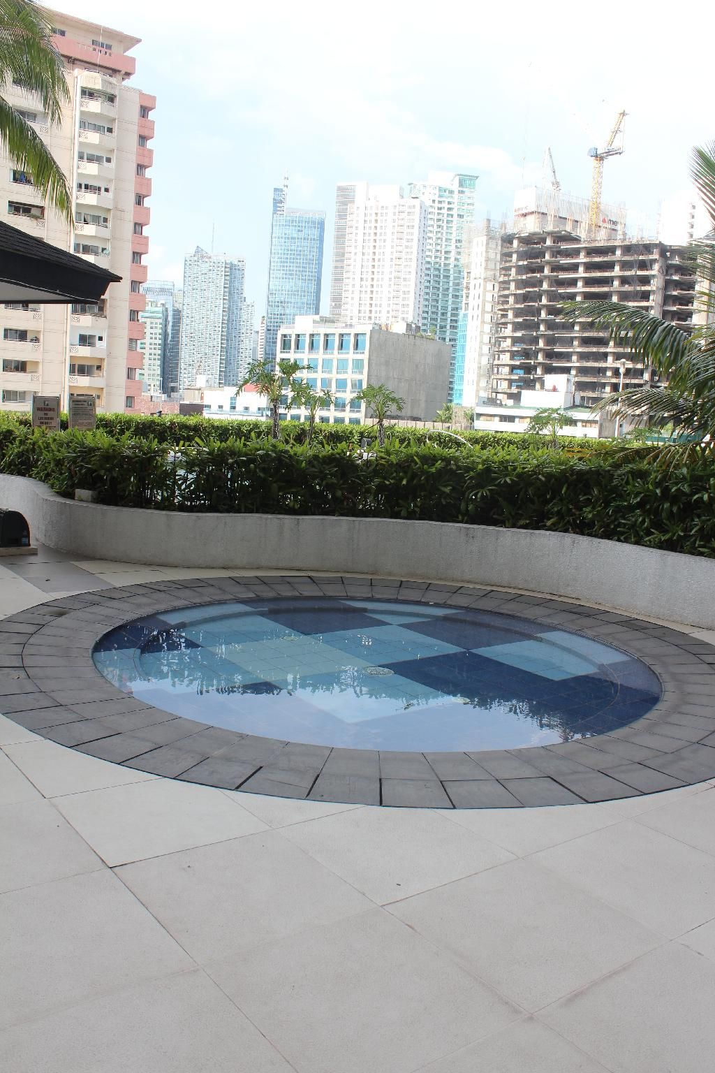 swimming pool [outdoor]