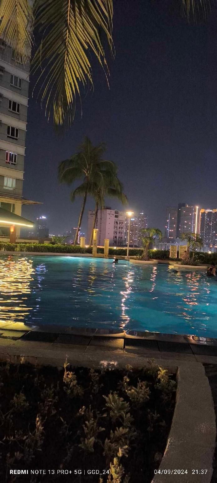 swimming pool [outdoor]