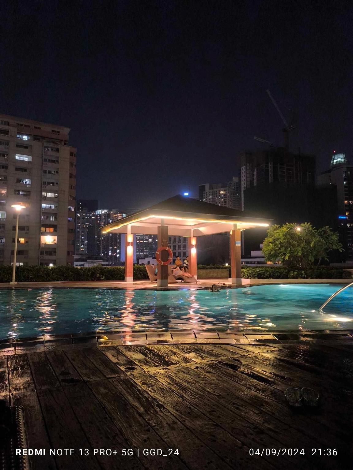 swimming pool [outdoor]