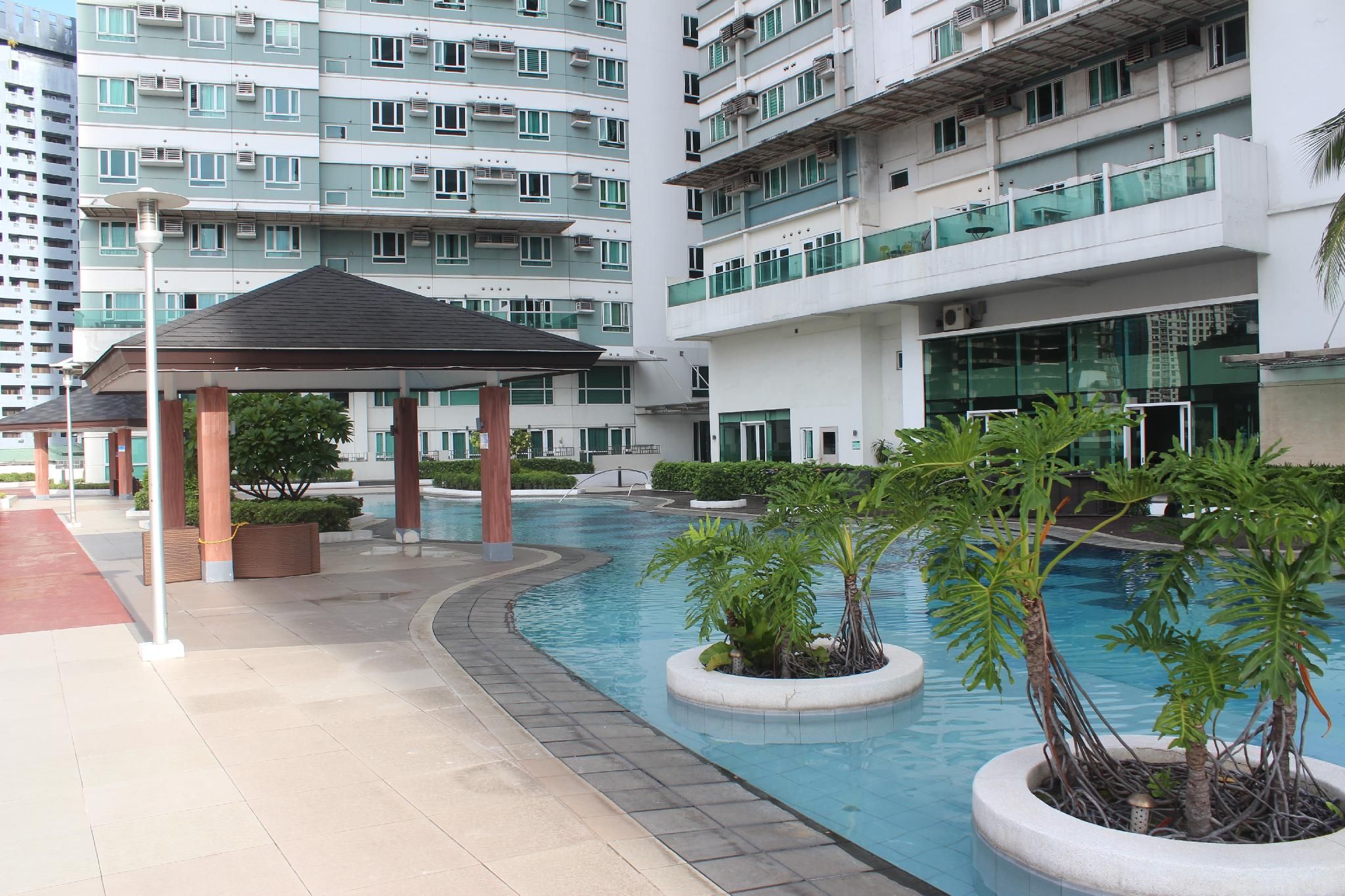 swimming pool [outdoor]