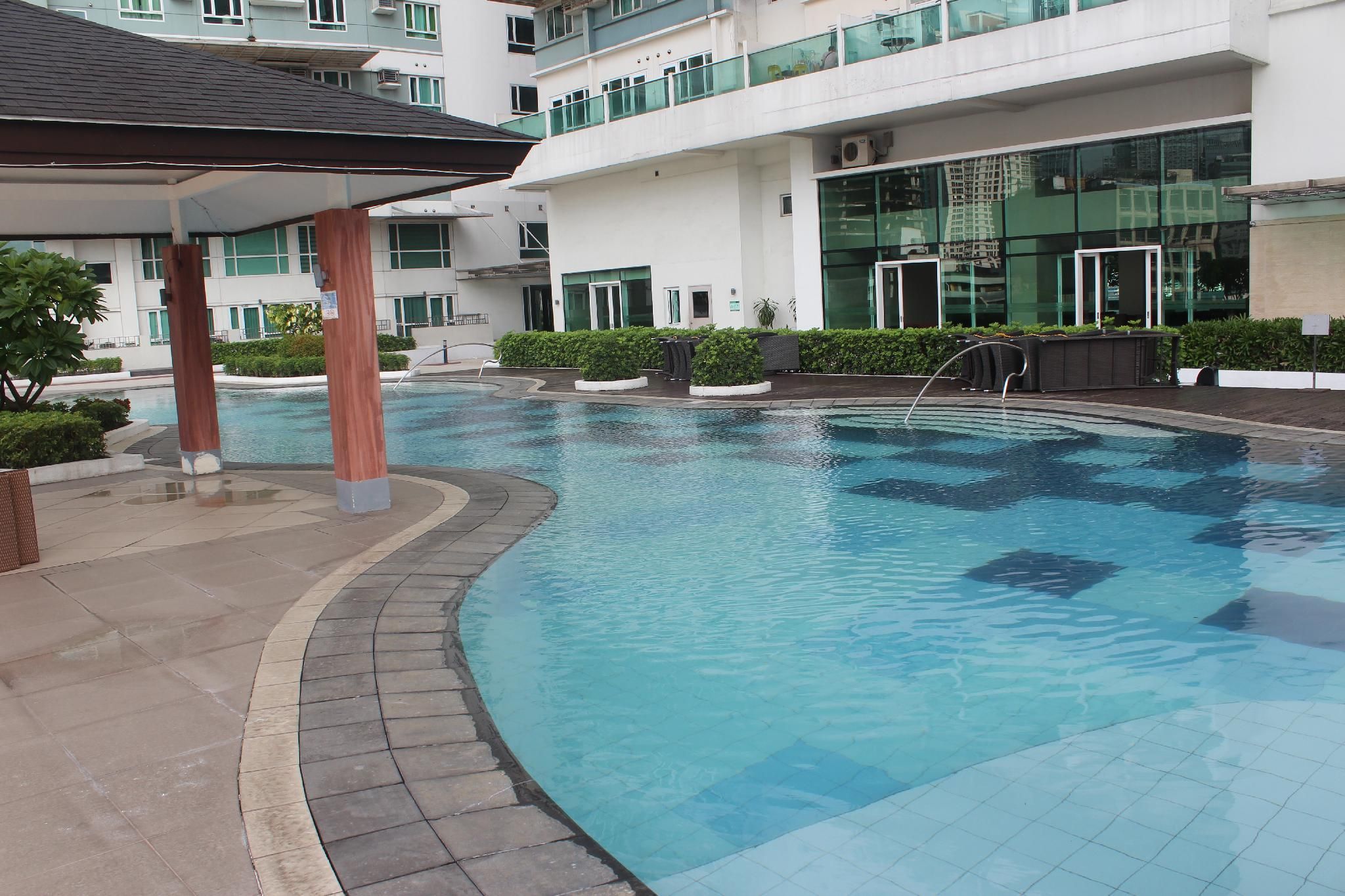 swimming pool [outdoor]