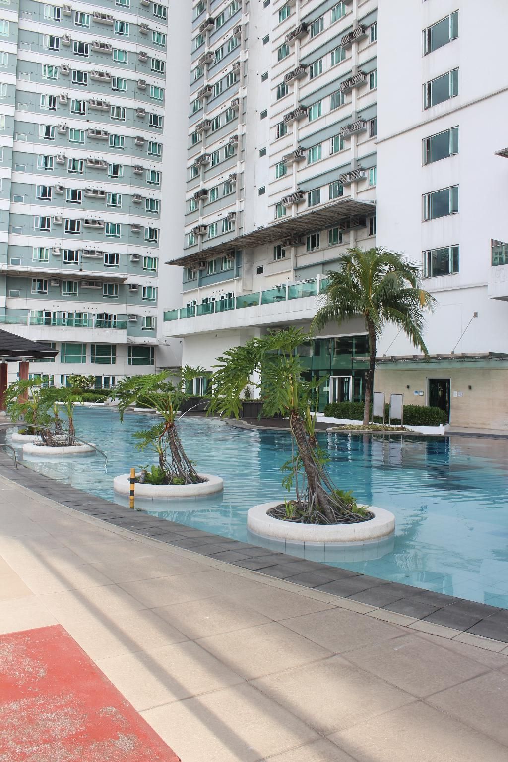 swimming pool [outdoor]