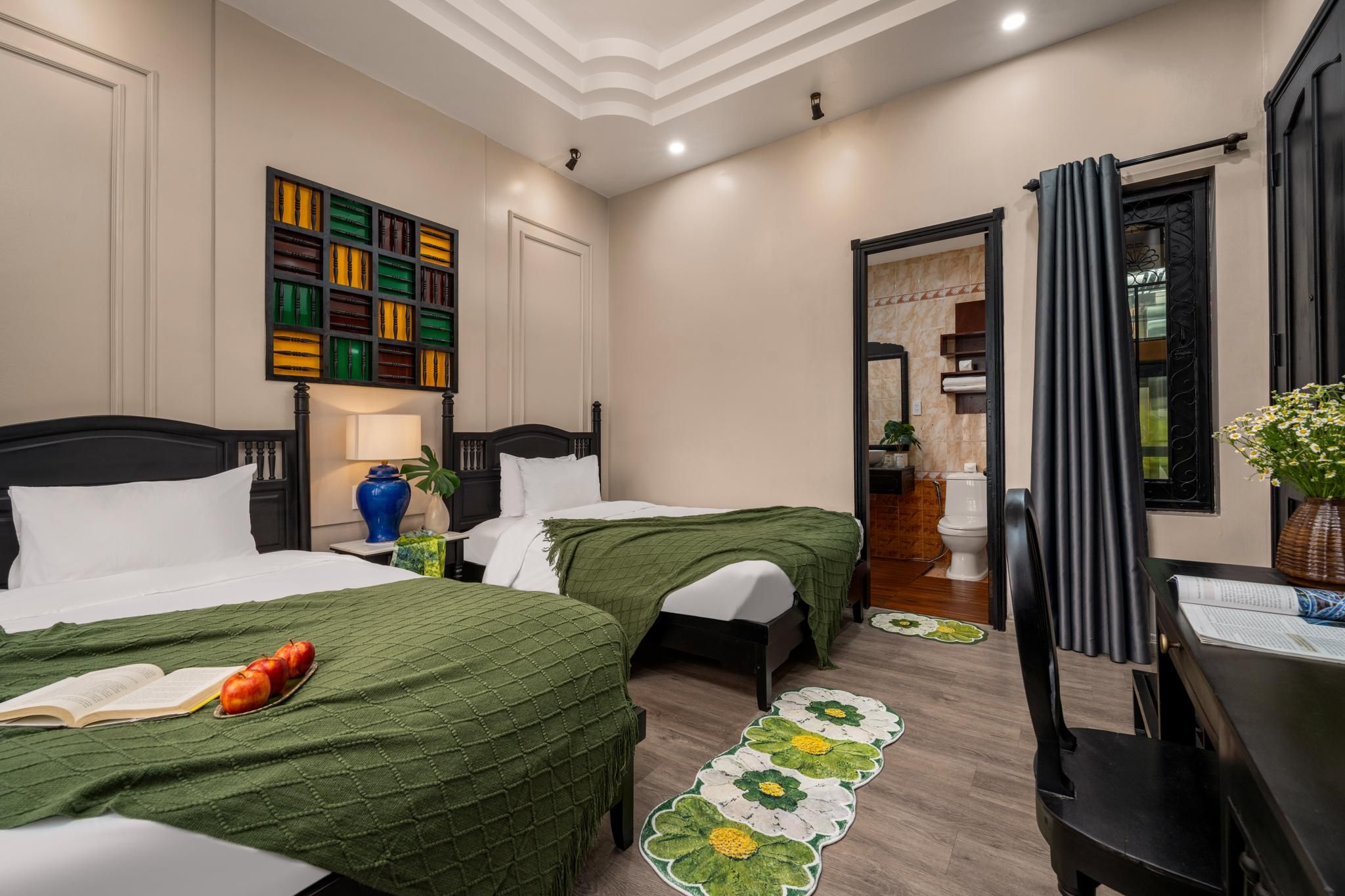 Old Town Hotel - 6 minute walk to the Japanese Bridge Twin Room with View 2