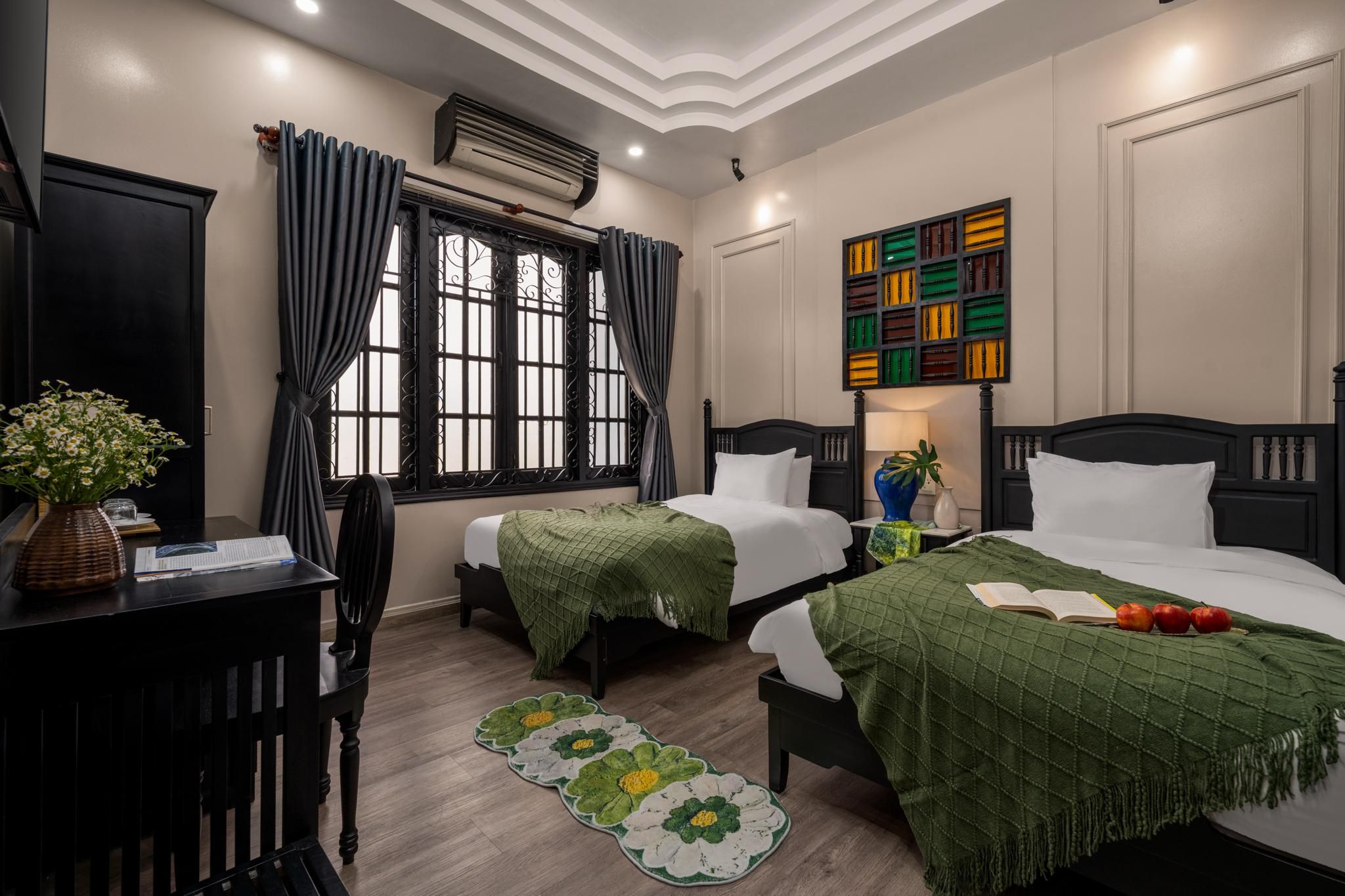 Old Town Hotel - 6 minute walk to the Japanese Bridge Twin Room with View