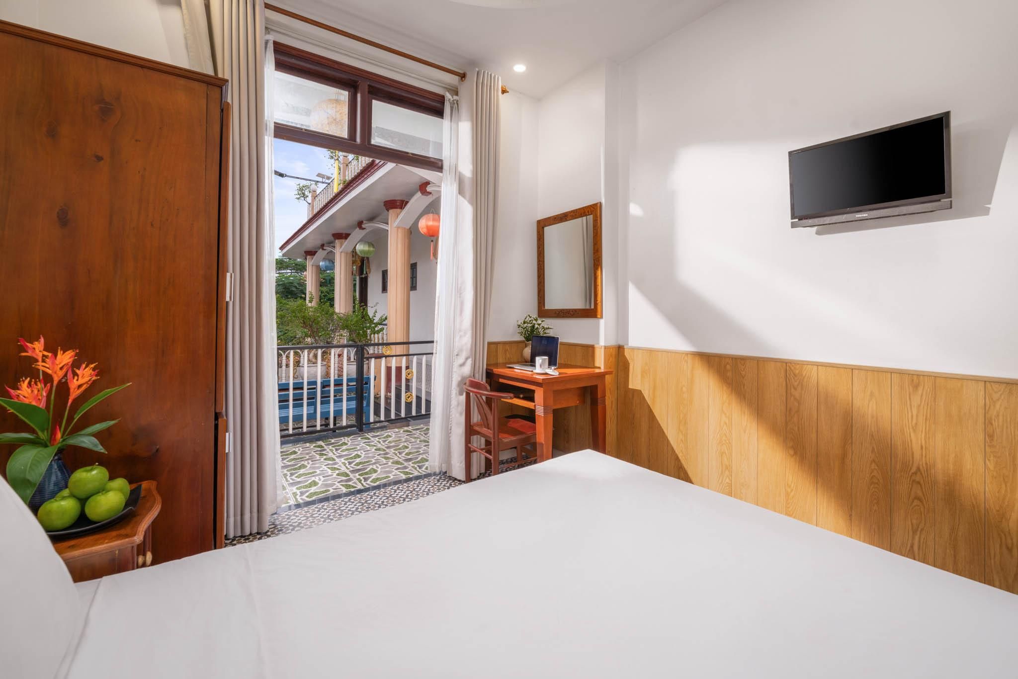 Ancient Town Hotel Deluxe Balcony City View 2