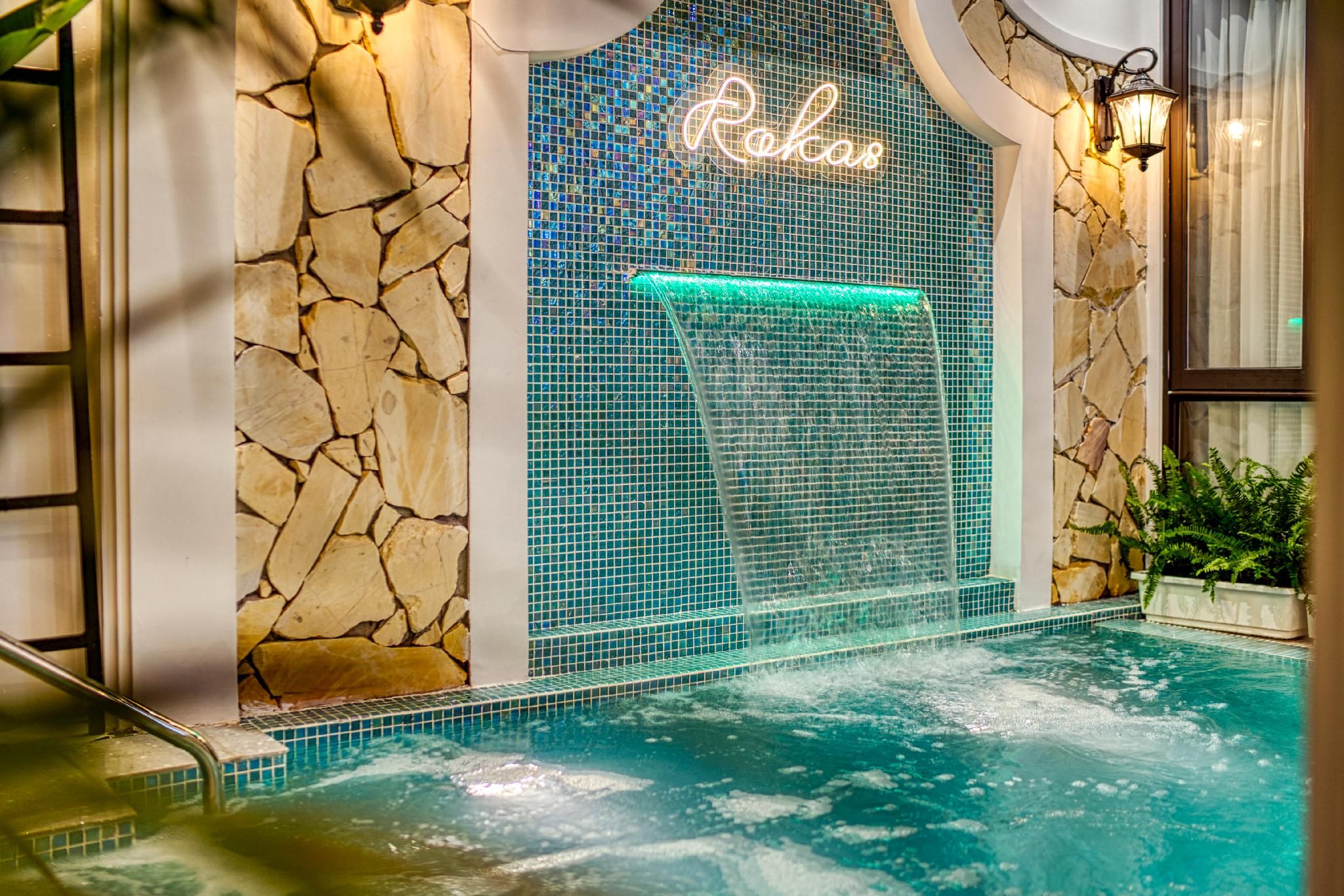 swimming pool [outdoor]