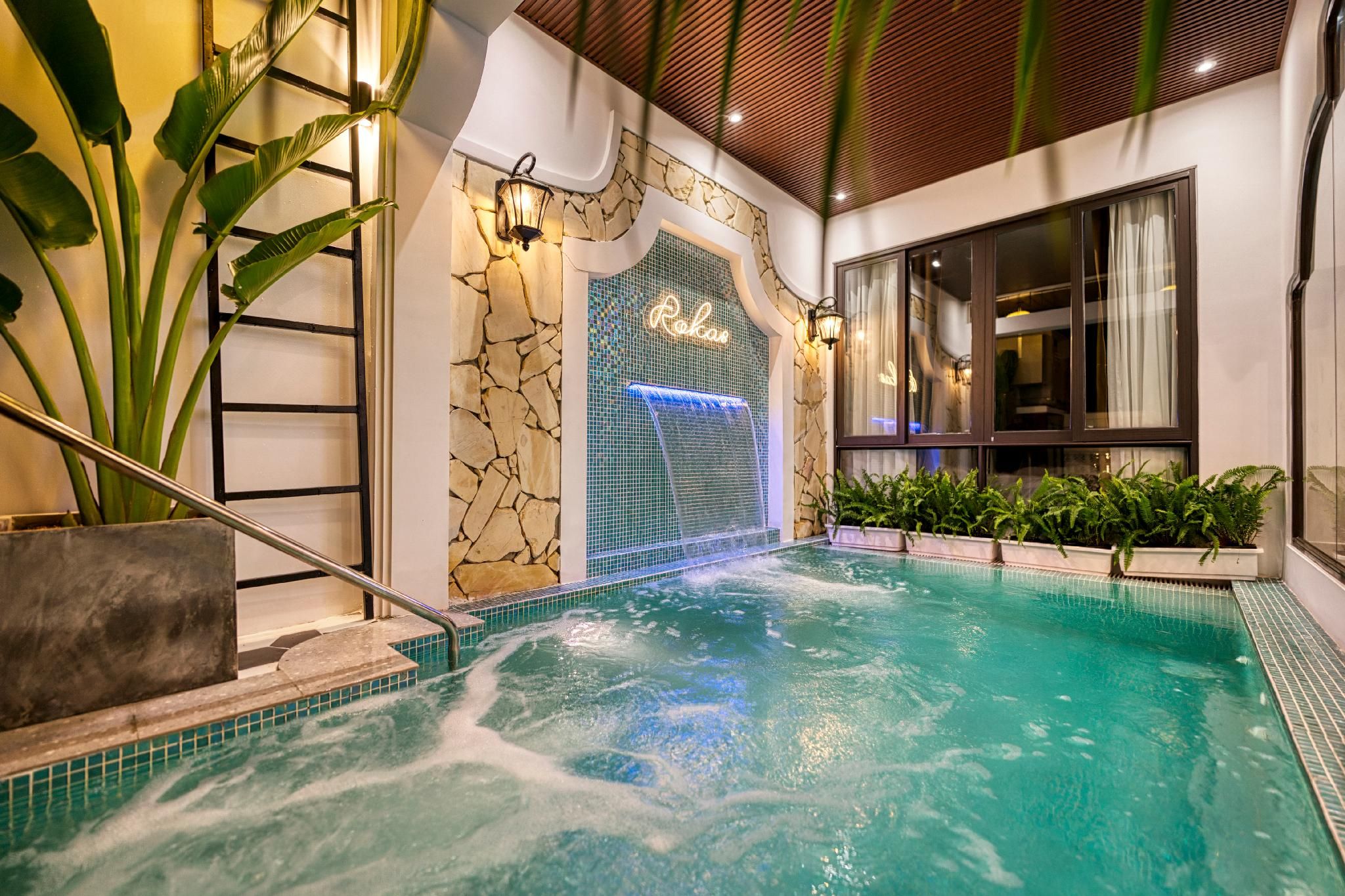 swimming pool [outdoor]