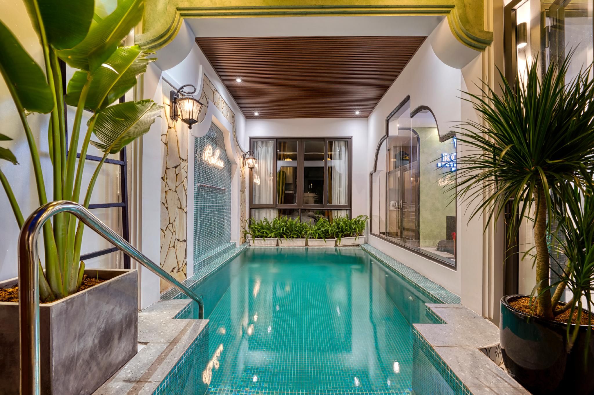 swimming pool [outdoor]