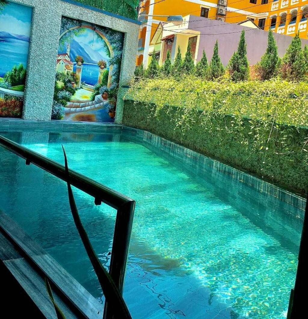 swimming pool