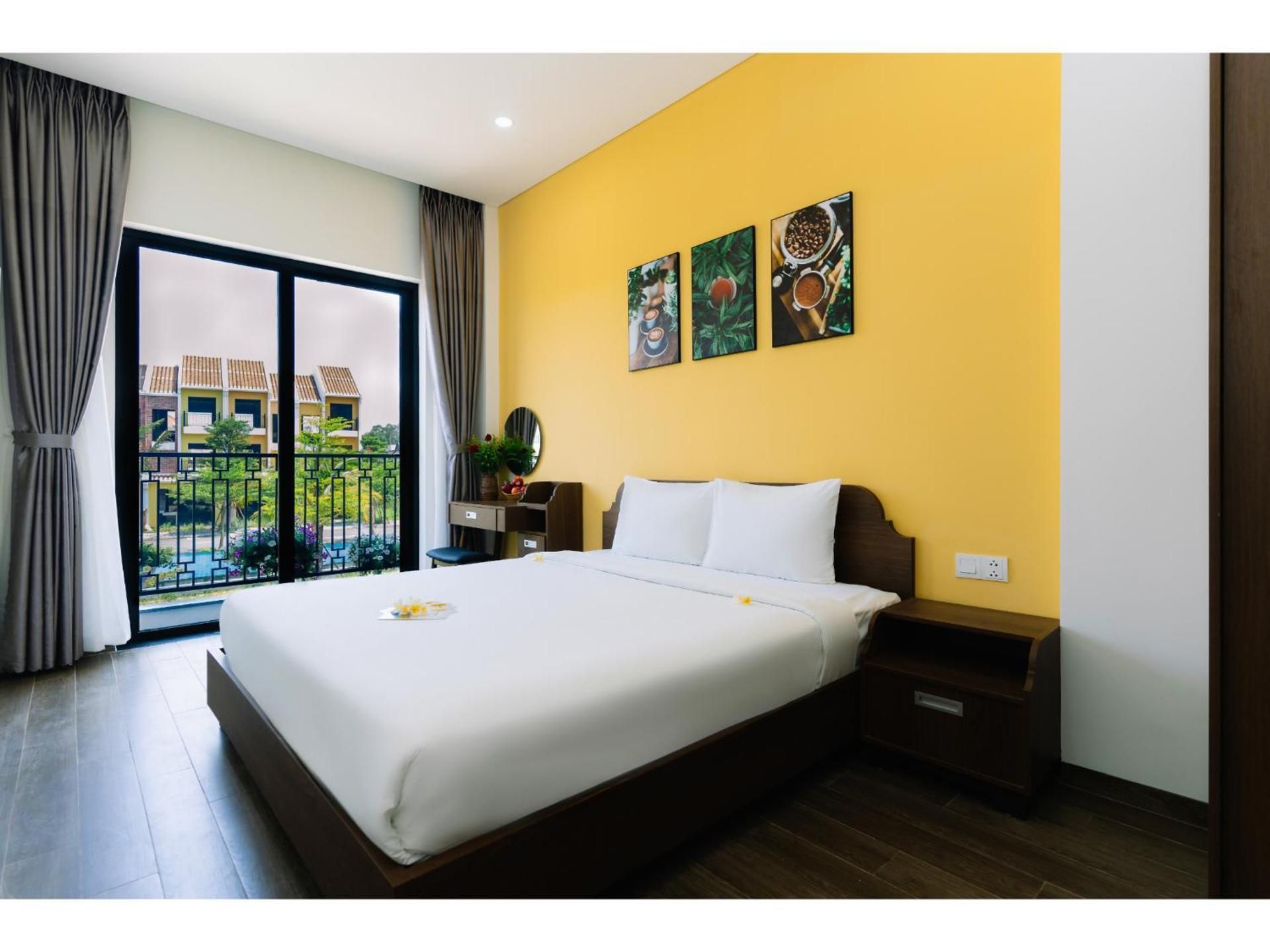 Two-Bedroom Deluxe Apartment with Garden View