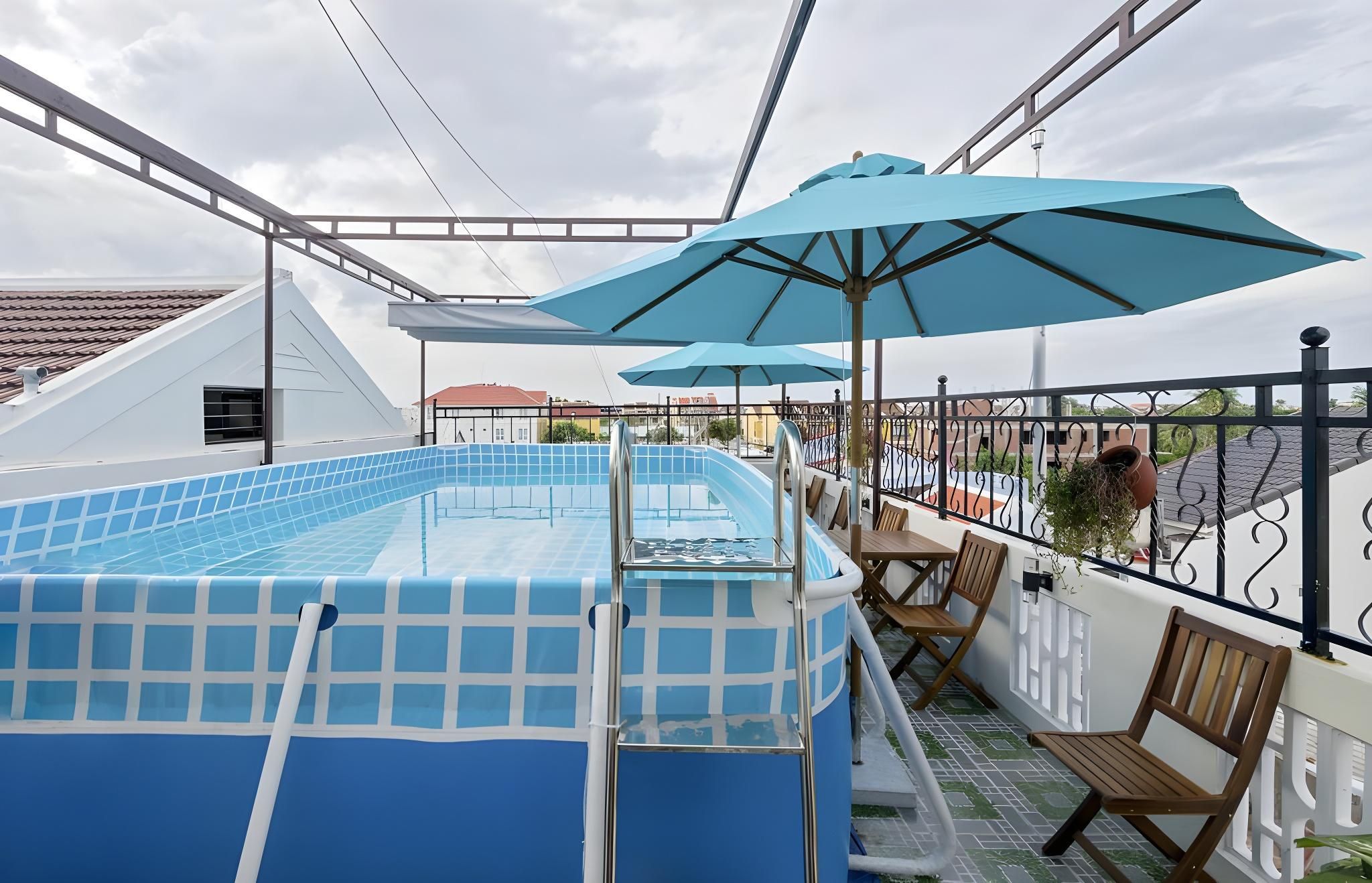 swimming pool [outdoor]