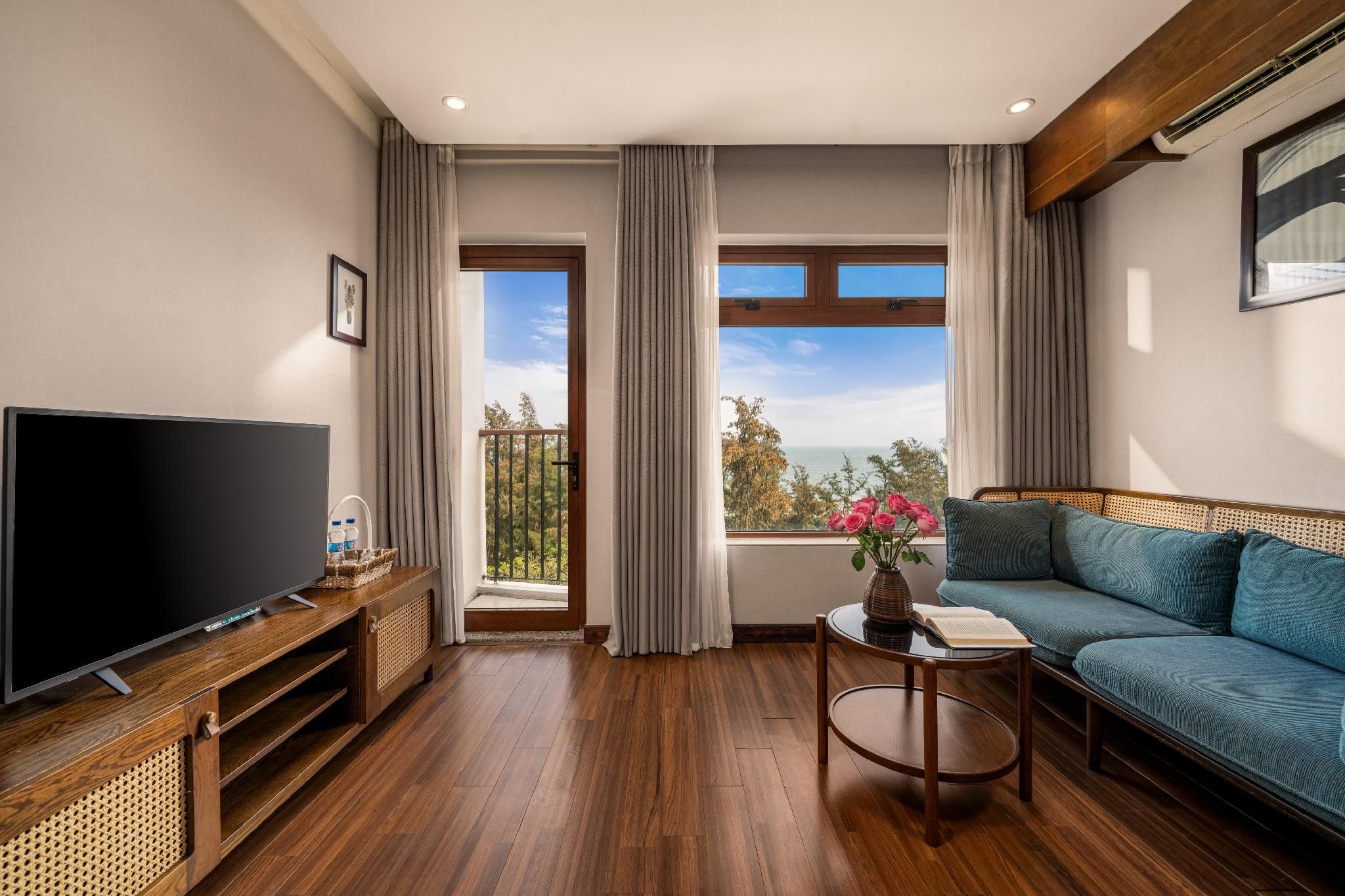 Deluxe Ocean View King Room with Balcony