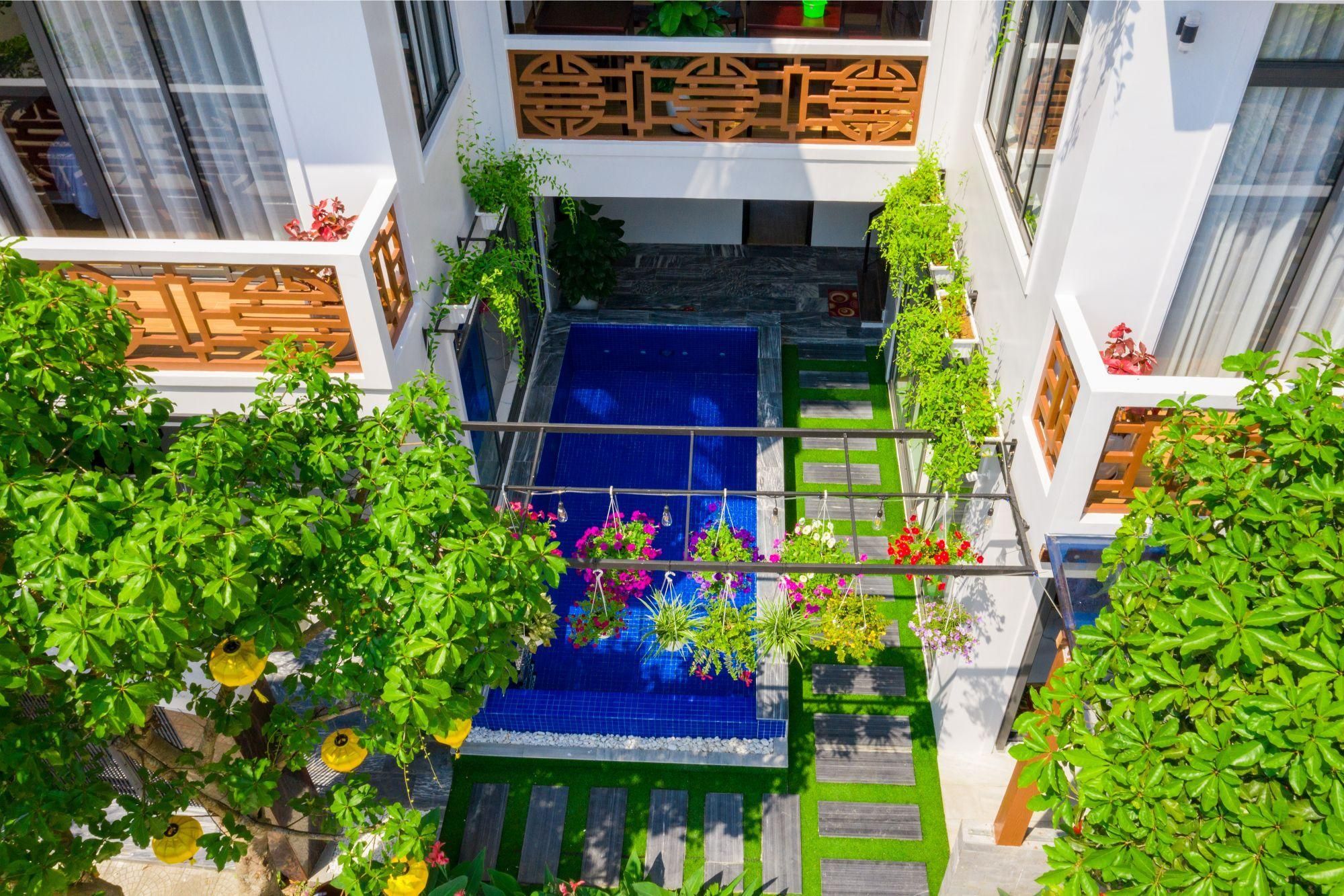 swimming pool [outdoor]