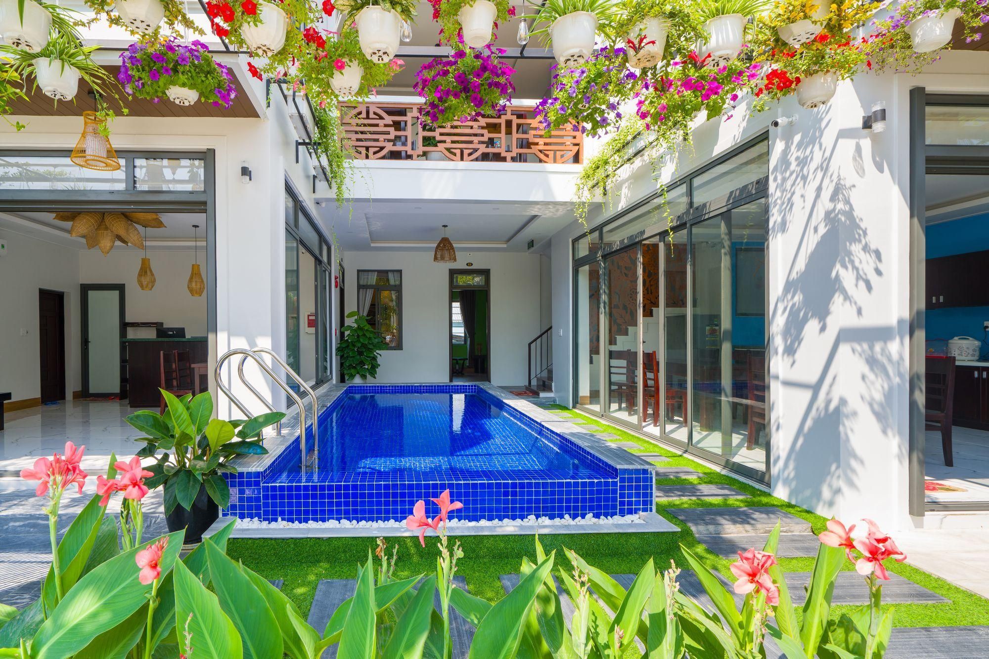 swimming pool [outdoor]