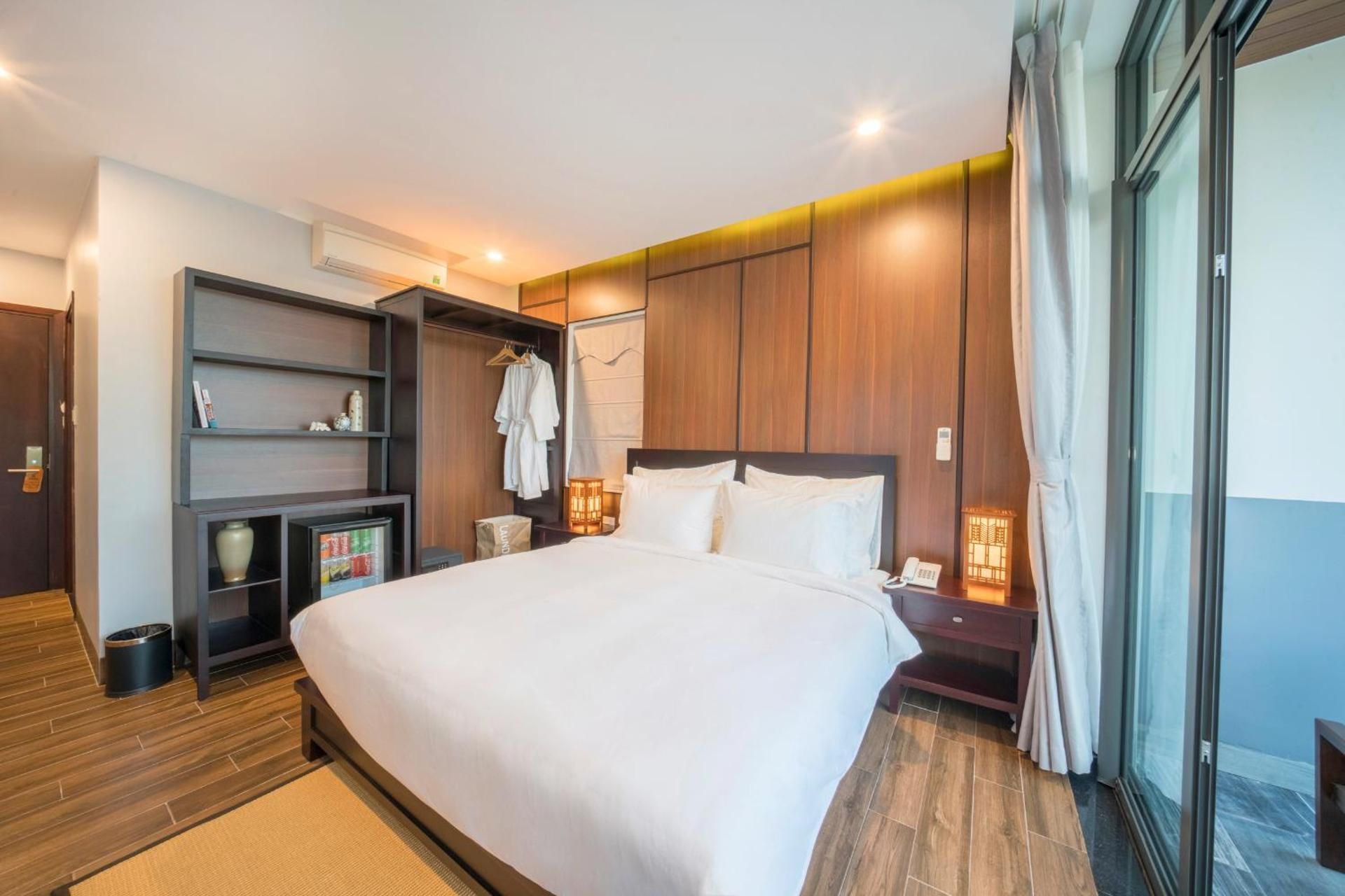 King Room with Balcony - Day Use (8:00 - 19:00)