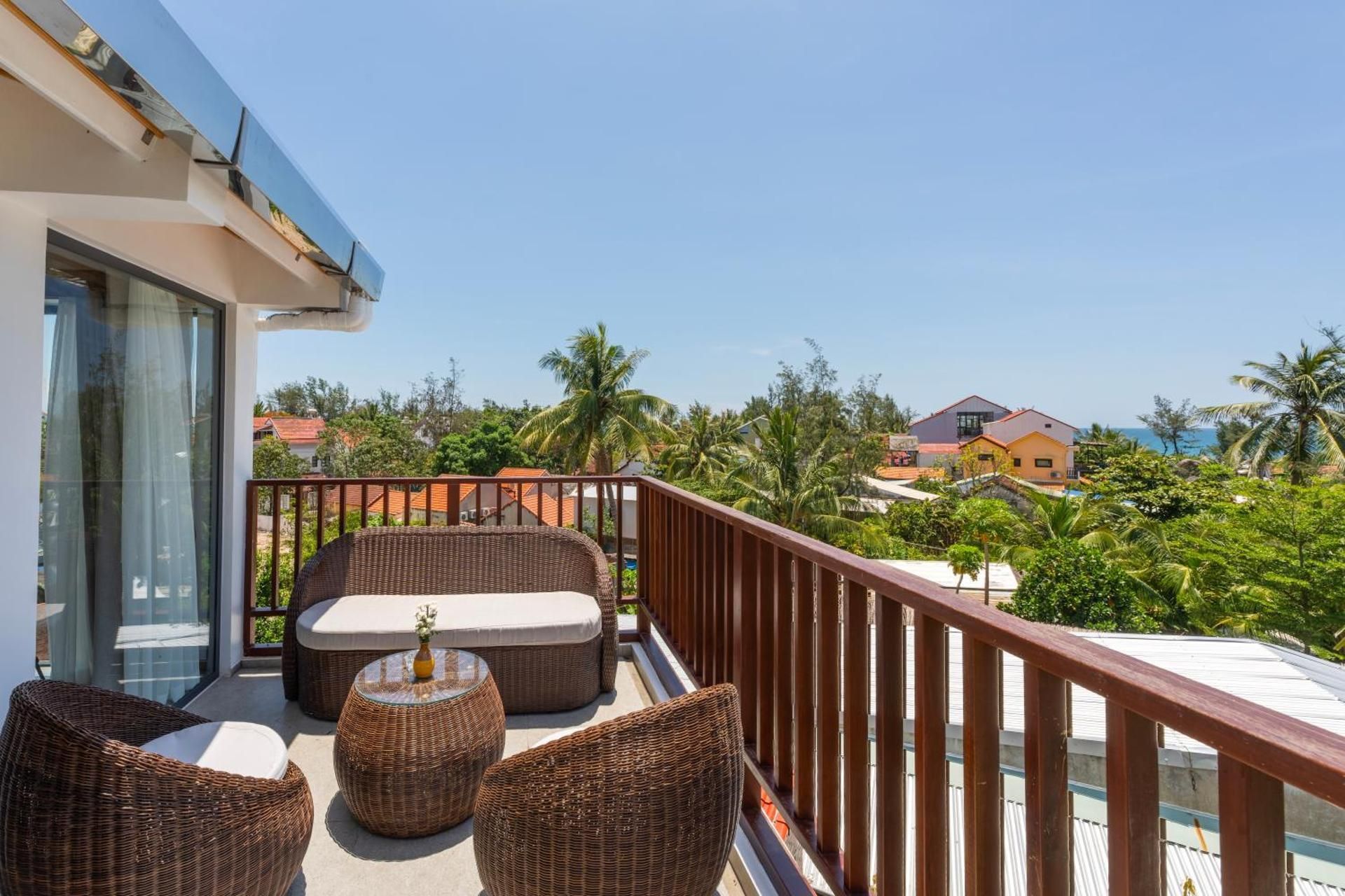 Premier King Room with Partial Sea View