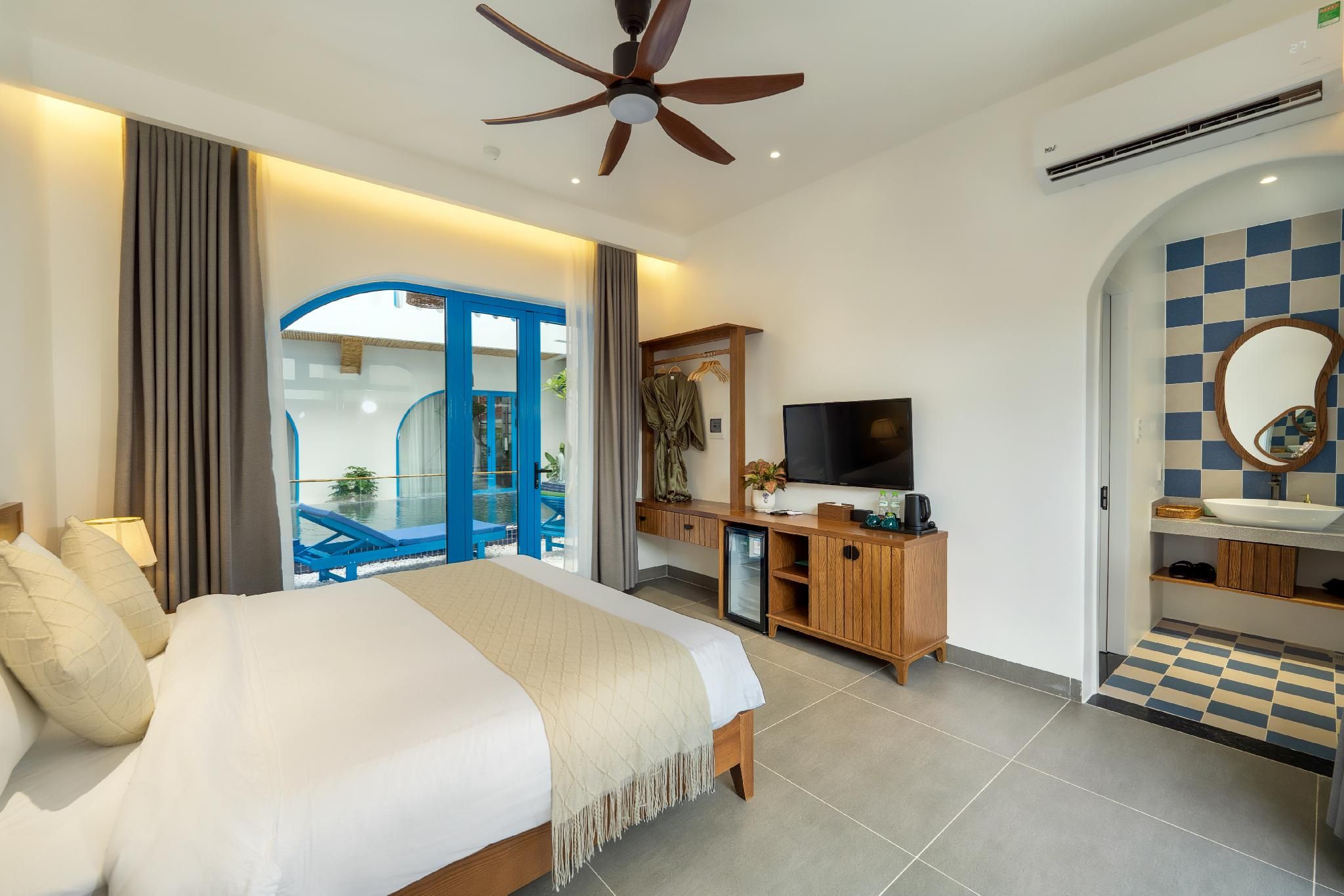 Deluxe Double Pool View