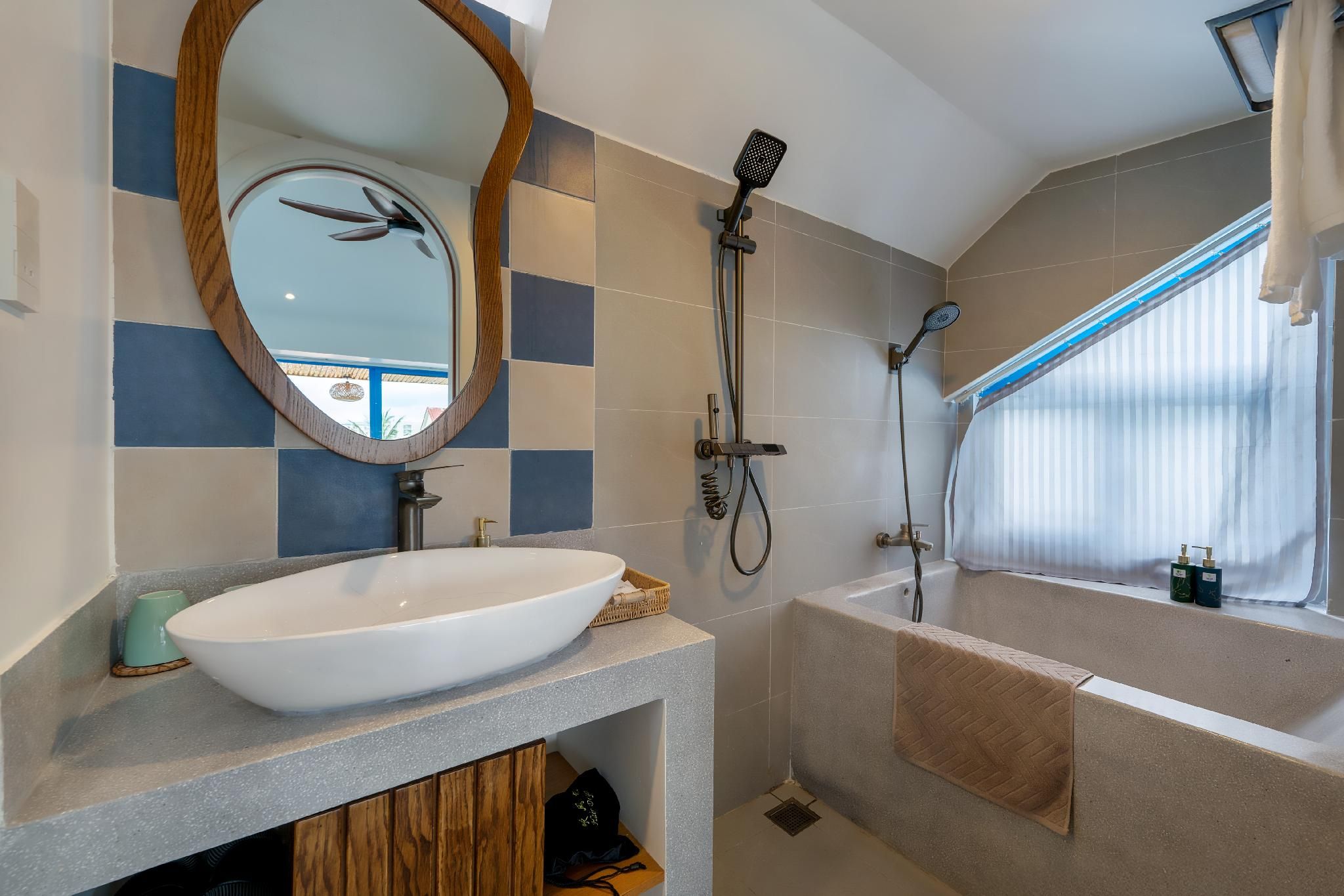 Deluxe Double Room with Side Sea View