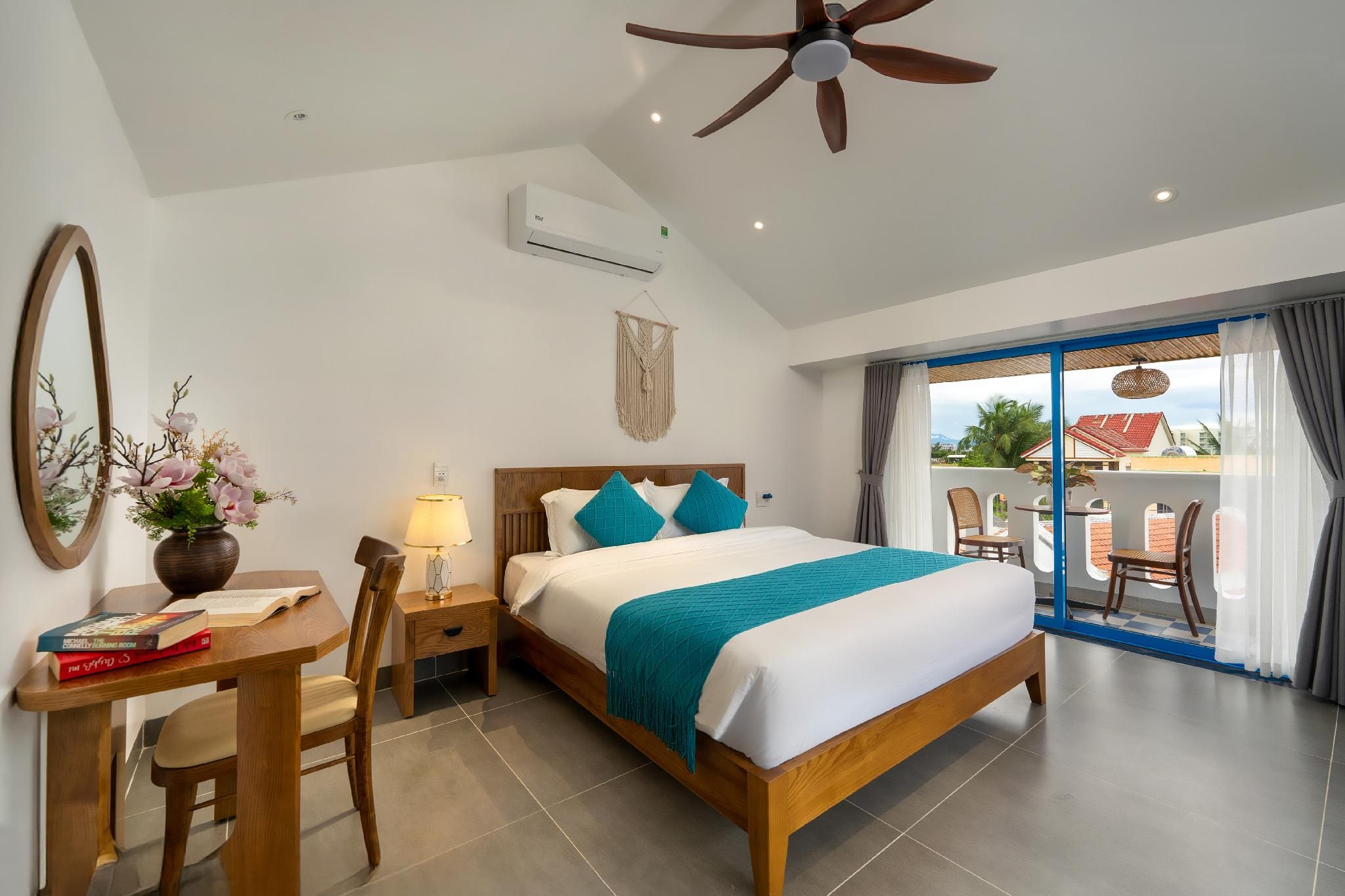 Deluxe Double Room with Side Sea View