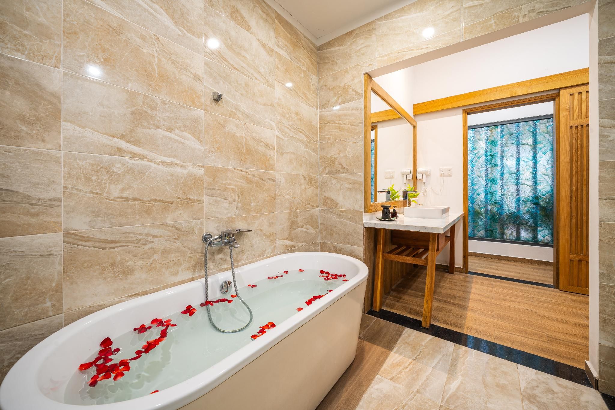 Deluxe - 1 King Bed Corner Room with Bath View