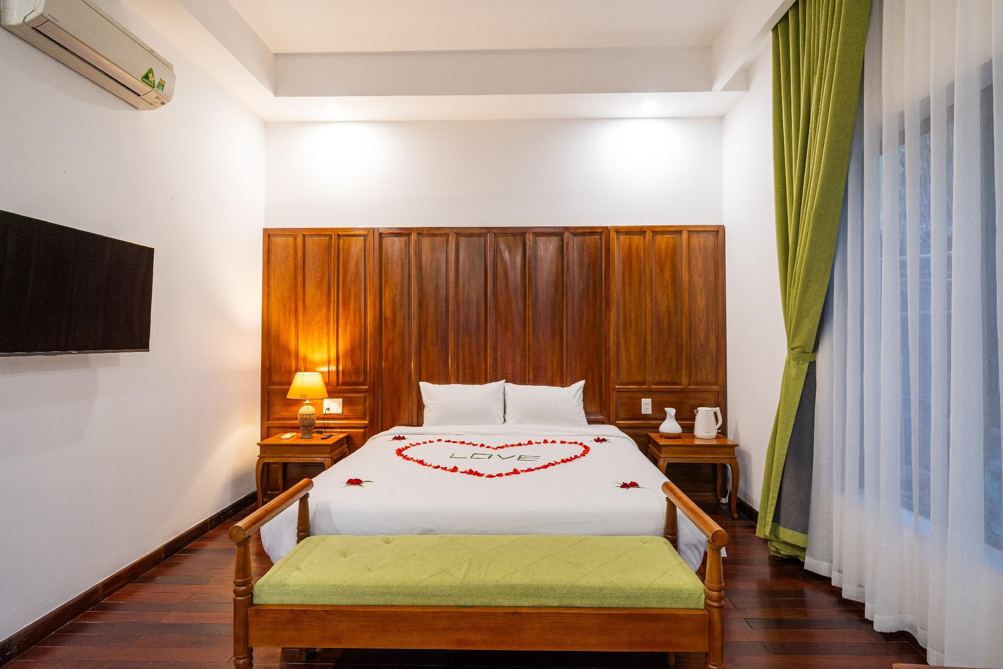 Deluxe - 1 King Bed Corner Room with Bath View
