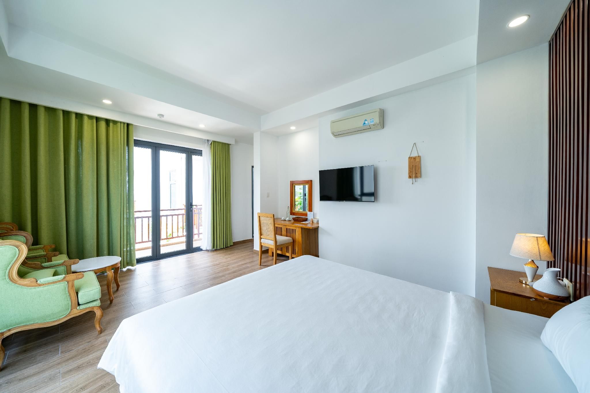 Deluxe - 1 King Bed with Patio View