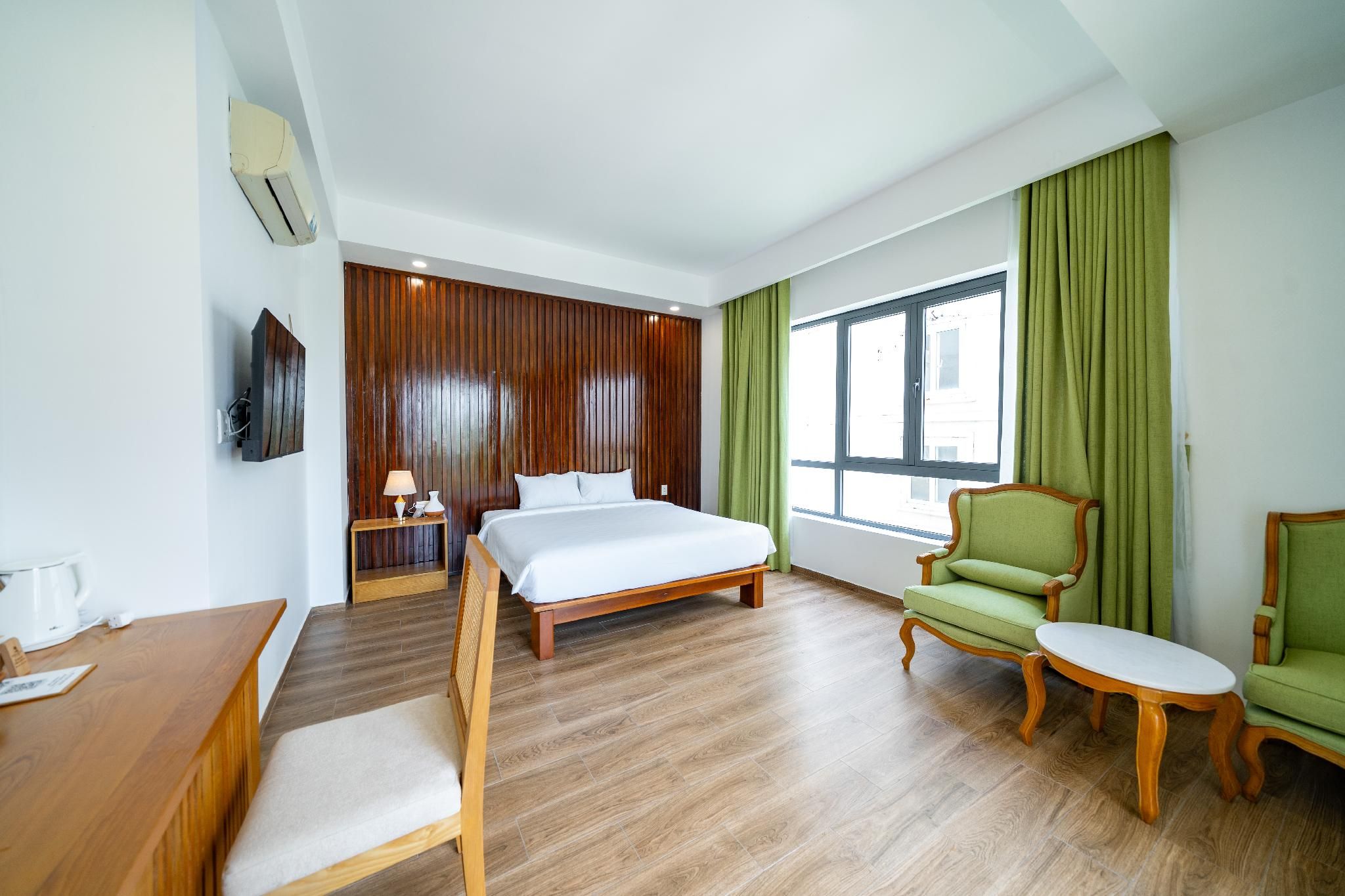 Deluxe - 1 King Bed with Patio View