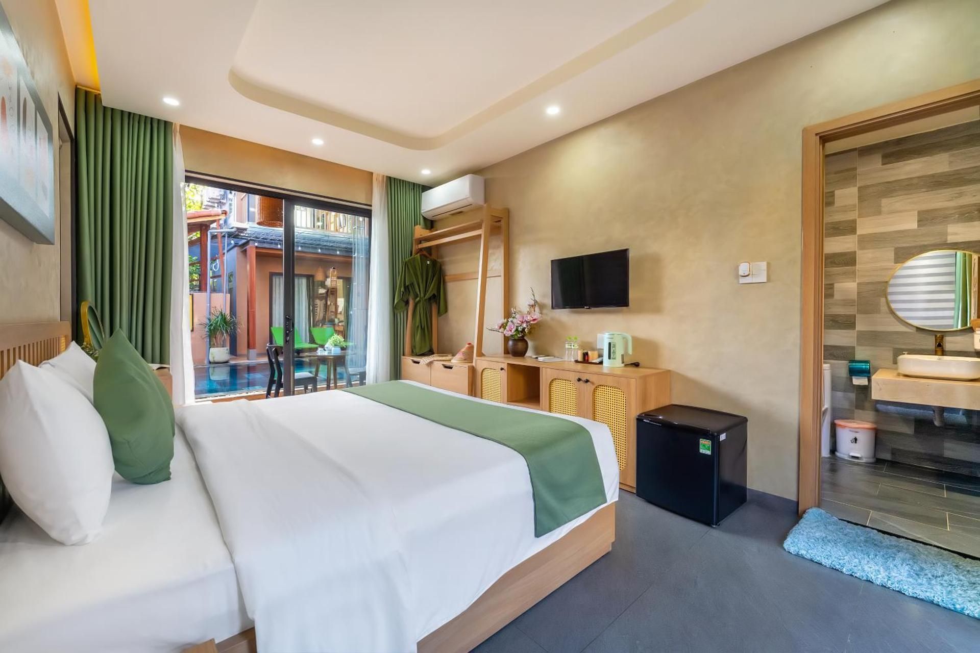 The Linh Seaside Villa Hoi An Deluxe Pool View Queen Room