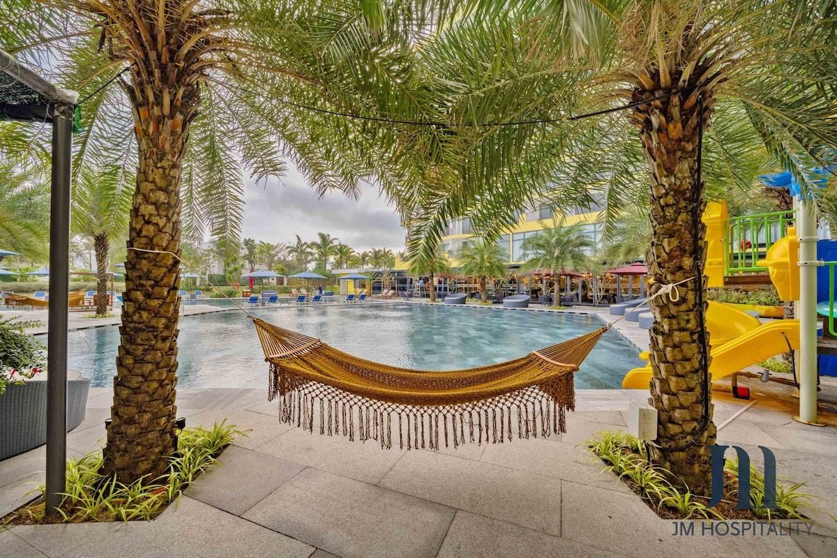 swimming pool [outdoor]