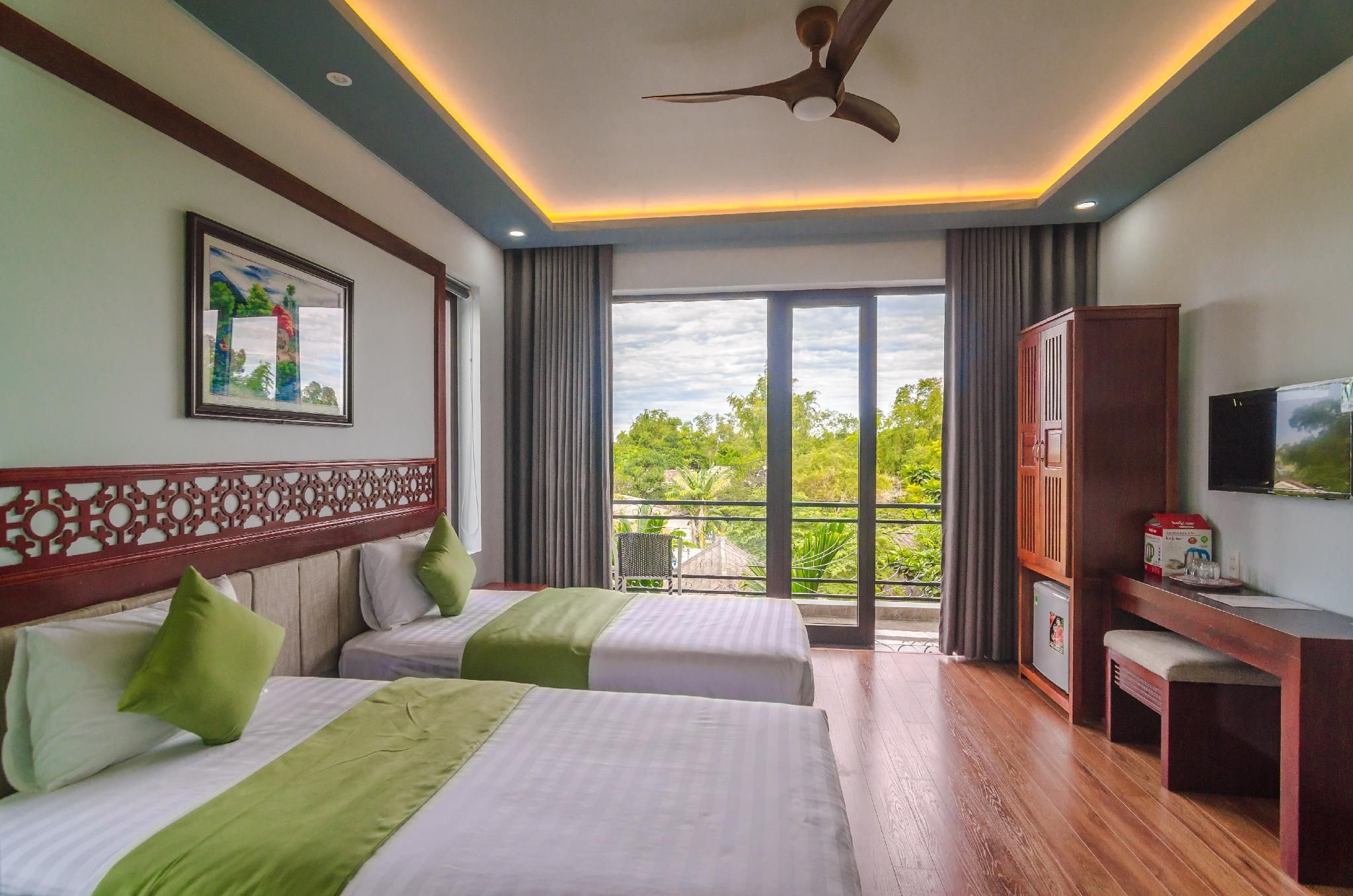 Tue Tam Garden Villa Balcony Deluxe Twin Room 2