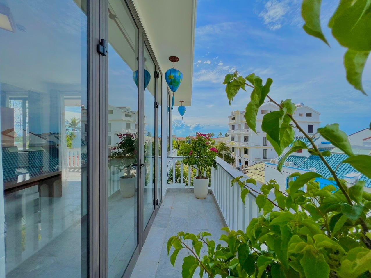 Deluxe King Room with Balcony