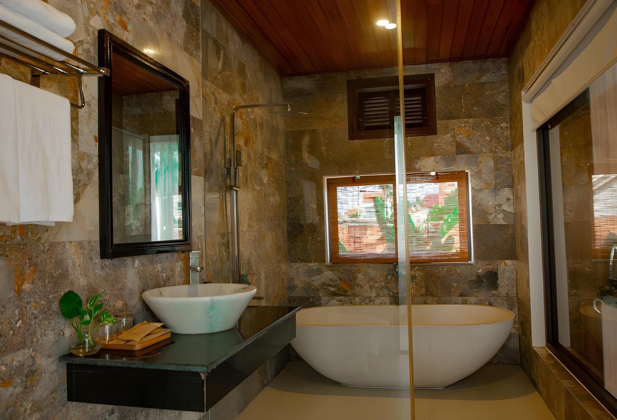 Deluxe King Room with Balcony