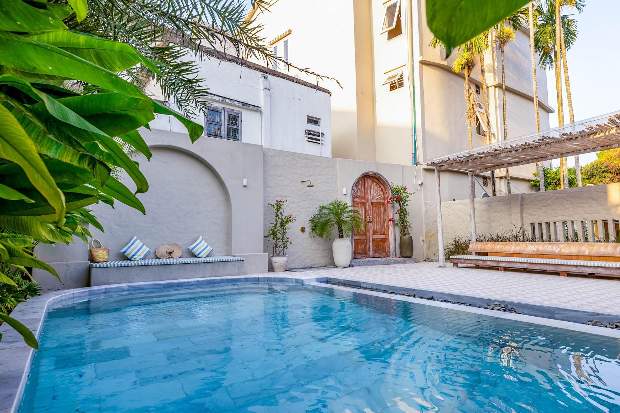 swimming pool [outdoor]