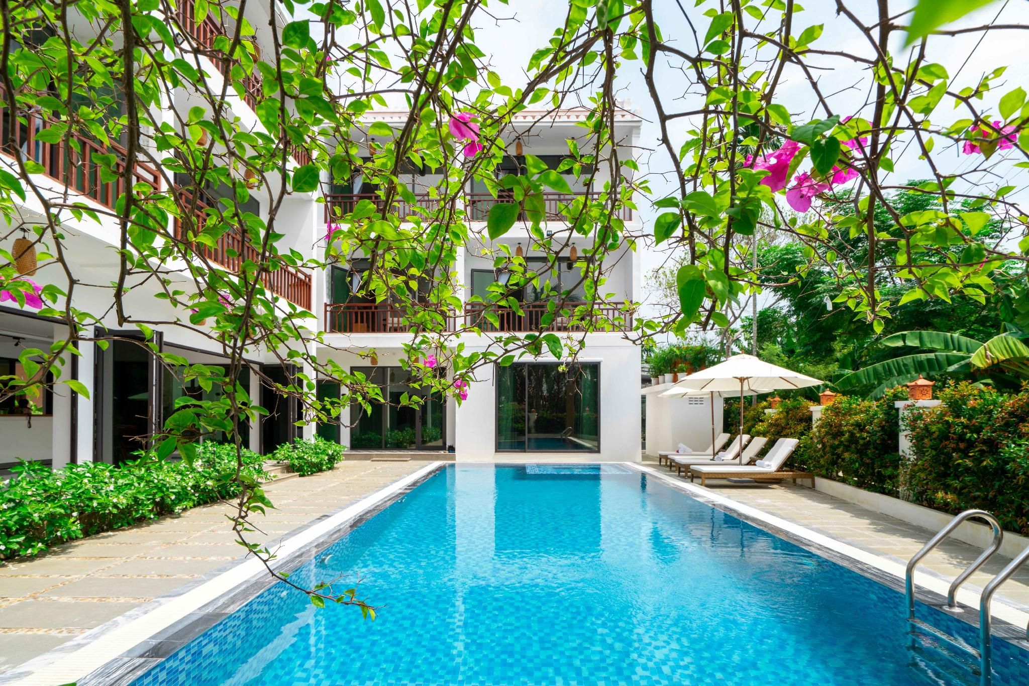 swimming pool [outdoor]