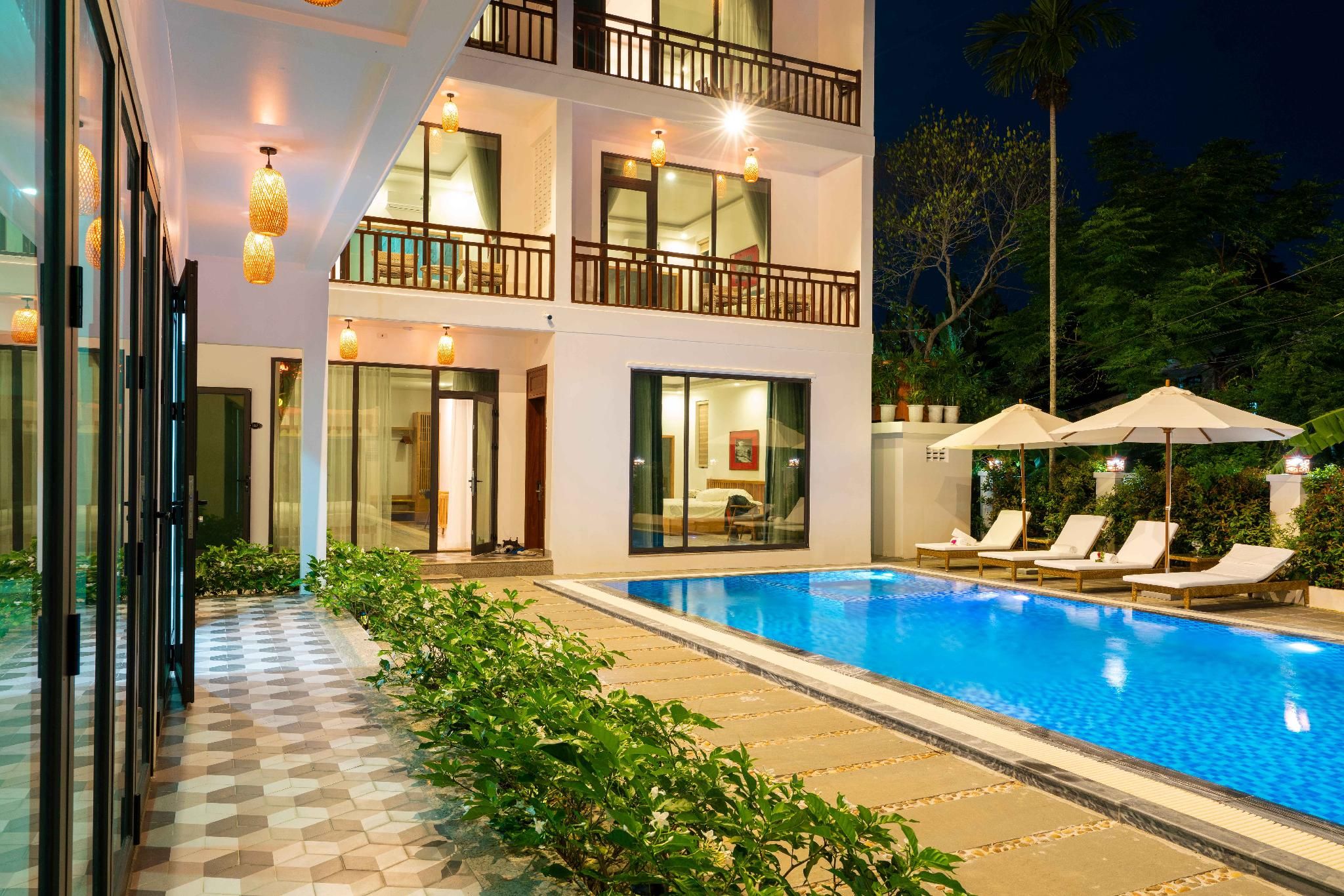 swimming pool [outdoor]