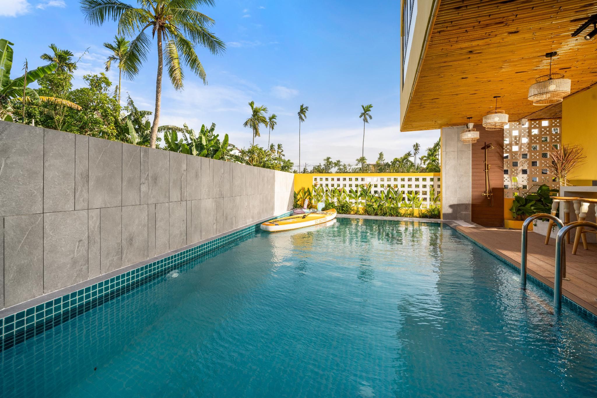 swimming pool [outdoor]